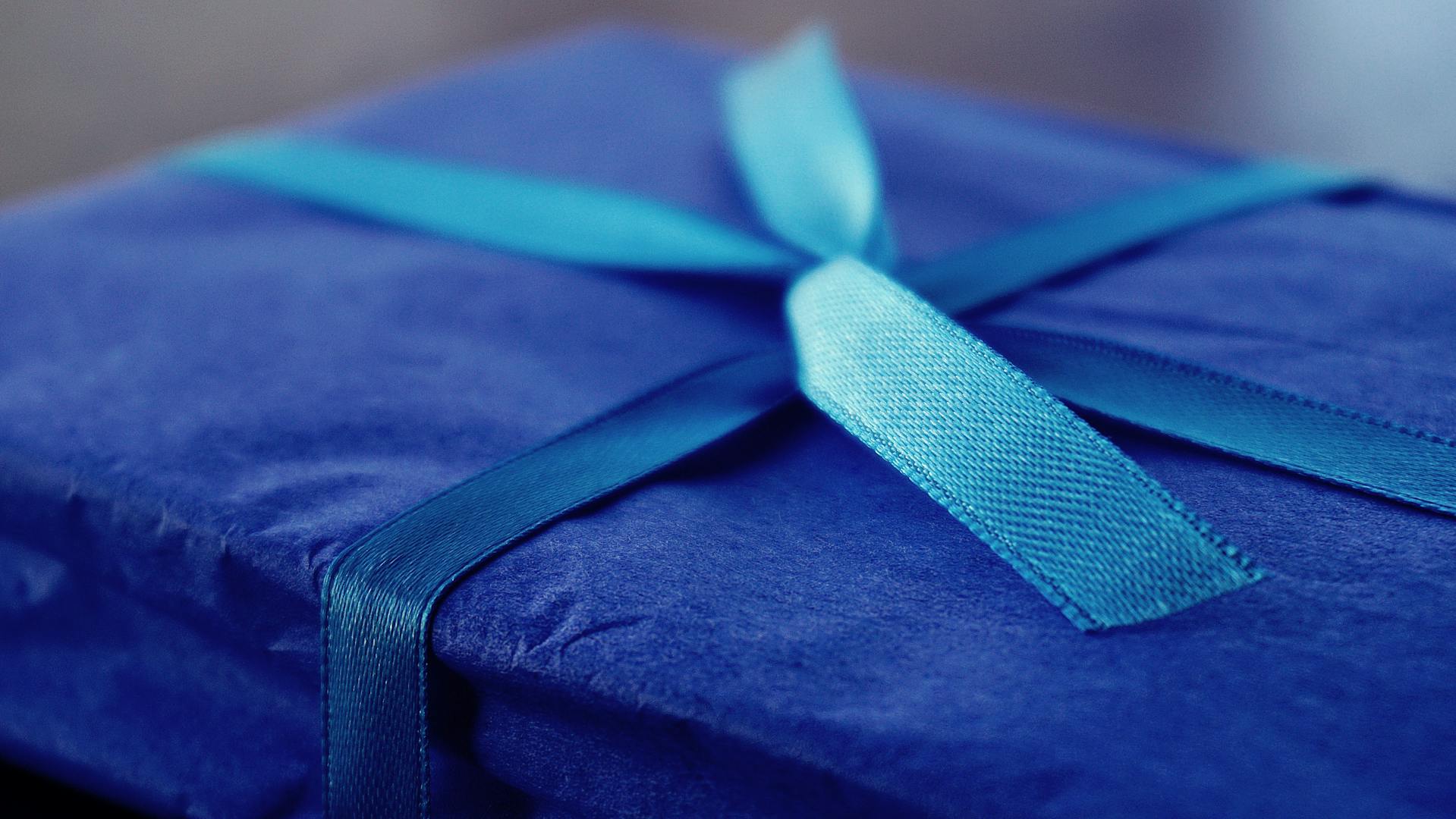 Un cadeau attaché avec un ruban | Source : Pexels