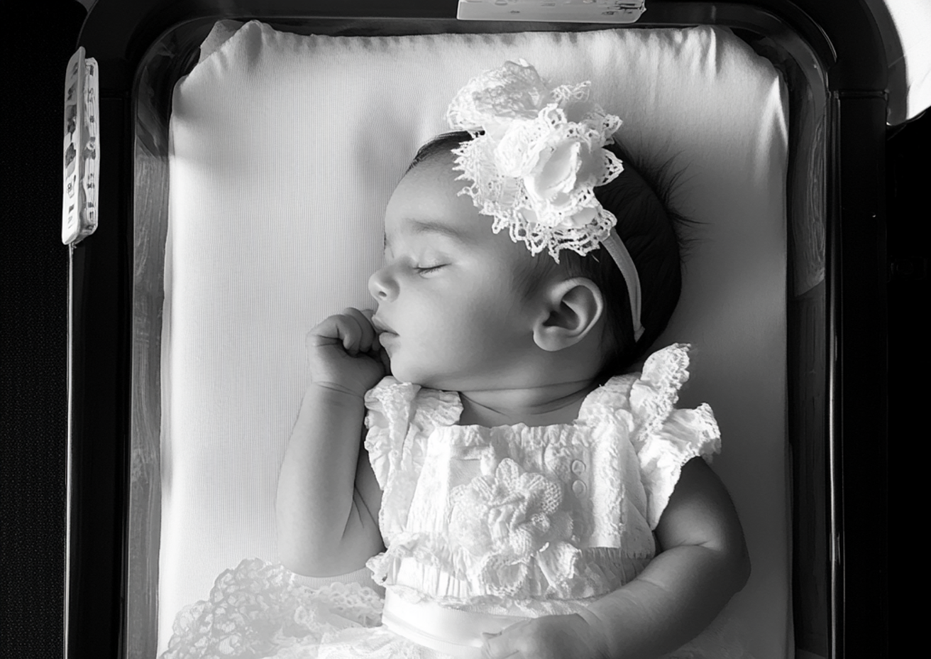 Une petite fille endormie | Source : Midjourney