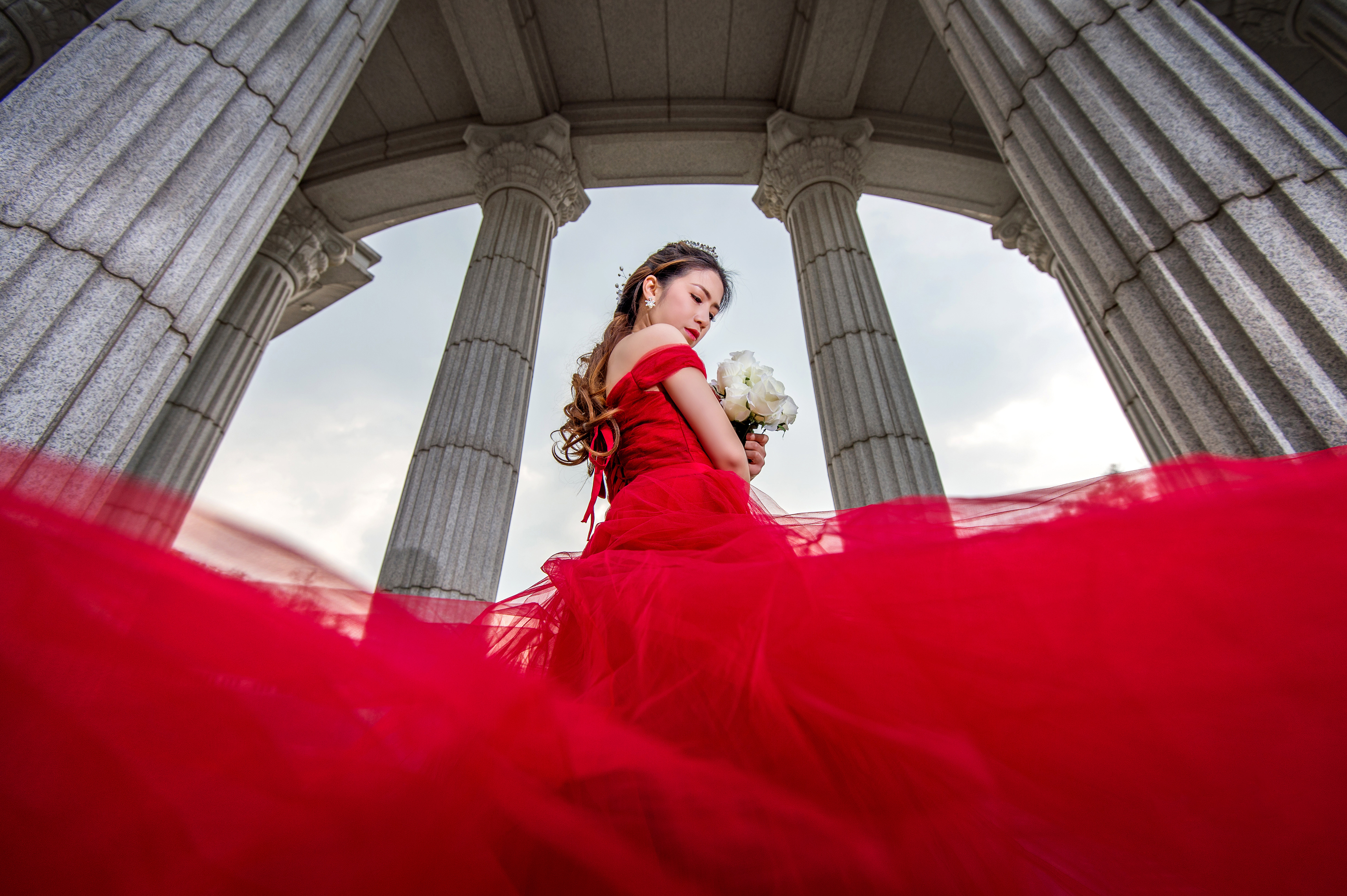 Une mariée en robe de mariée rouge | Source : Shutterstock