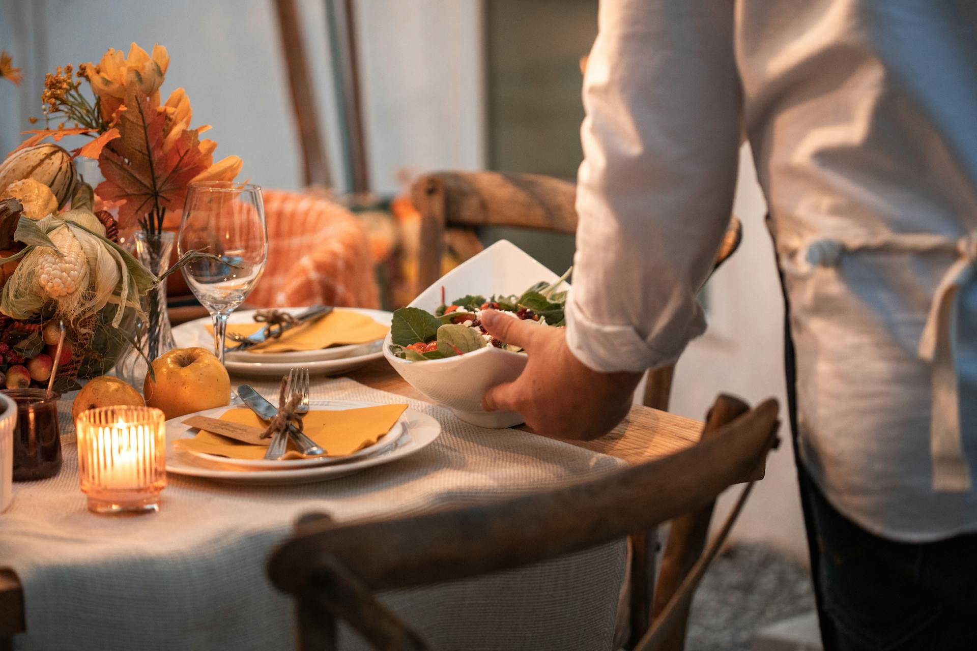 Une personne en chemise blanche tenant une assiette en céramique blanche avec de la nourriture | Source : Pexels