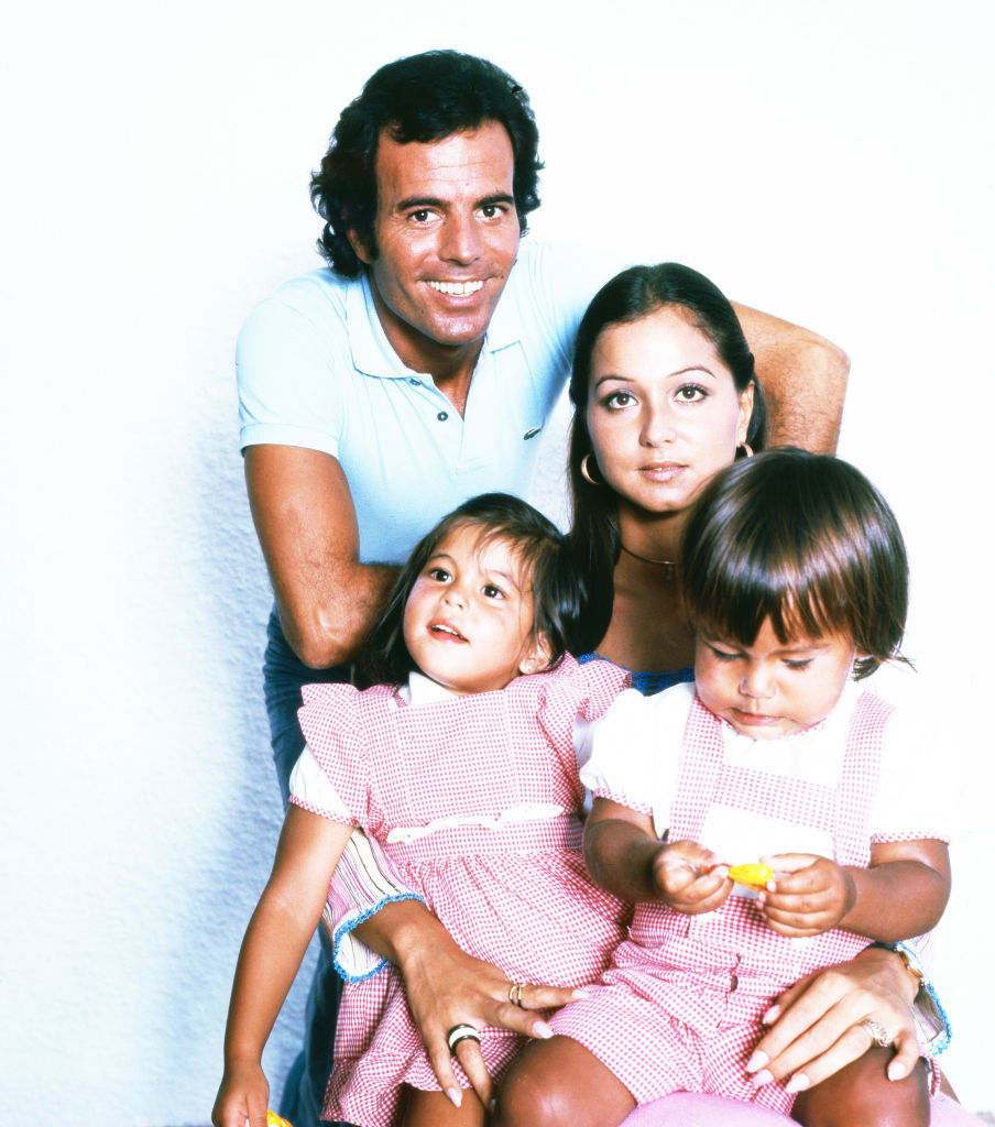 Le chanteur espagnol Julio Iglesias avec sa femme Isabel et leurs enfants Chabeli et Julio Jose chez lui à Cadix, en Espagne, en 1974 I Source : Getty Images