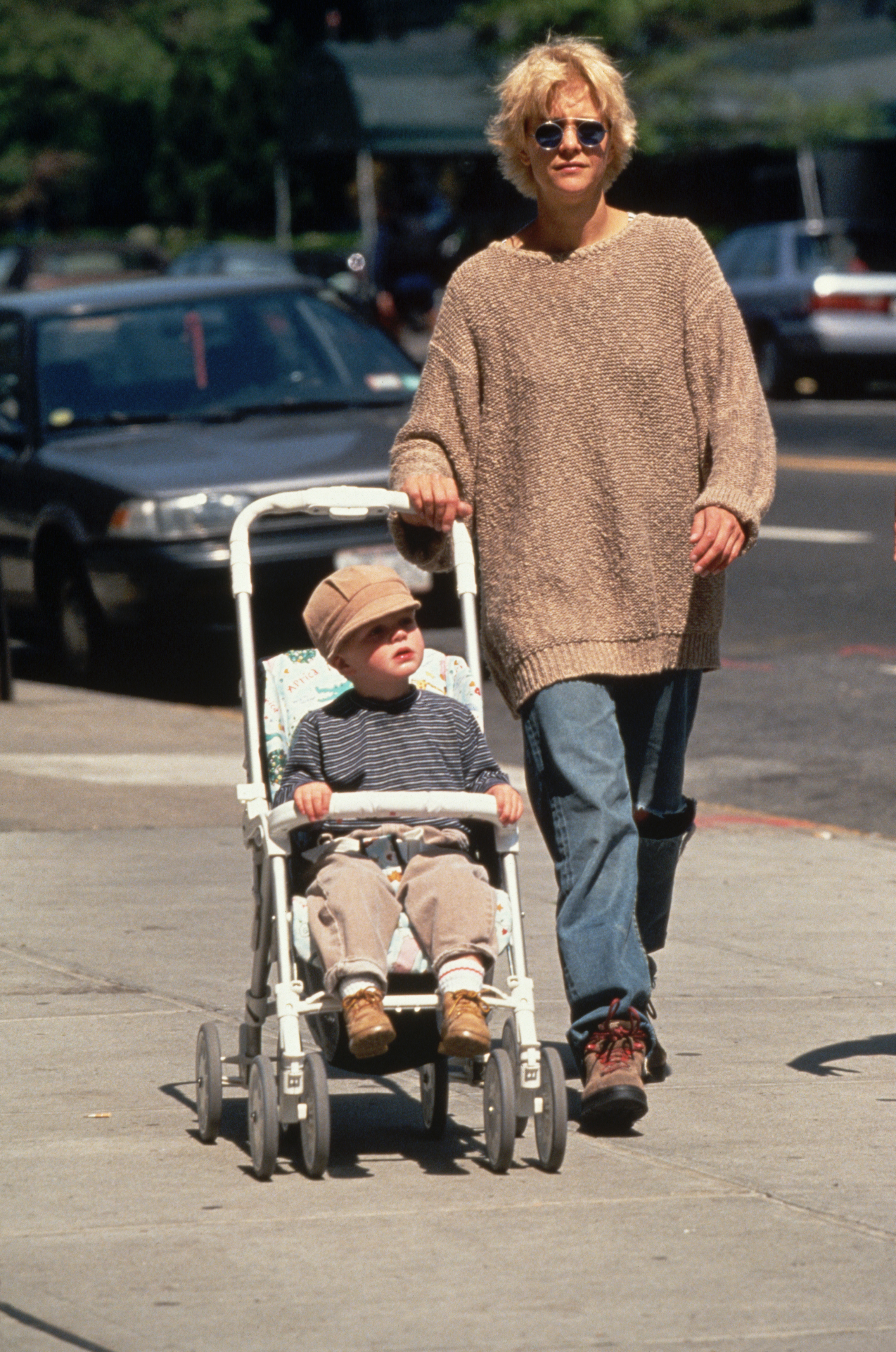 Meg Ryan avec son fils en poussette en 1992 | Source : Getty Images