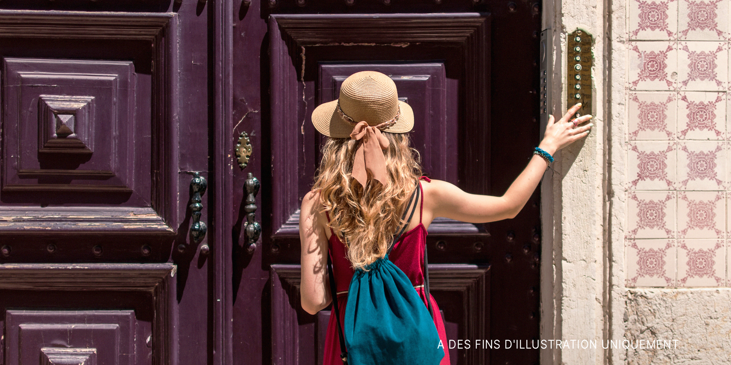 Femme debout devant la porte | Source : Shutterstock