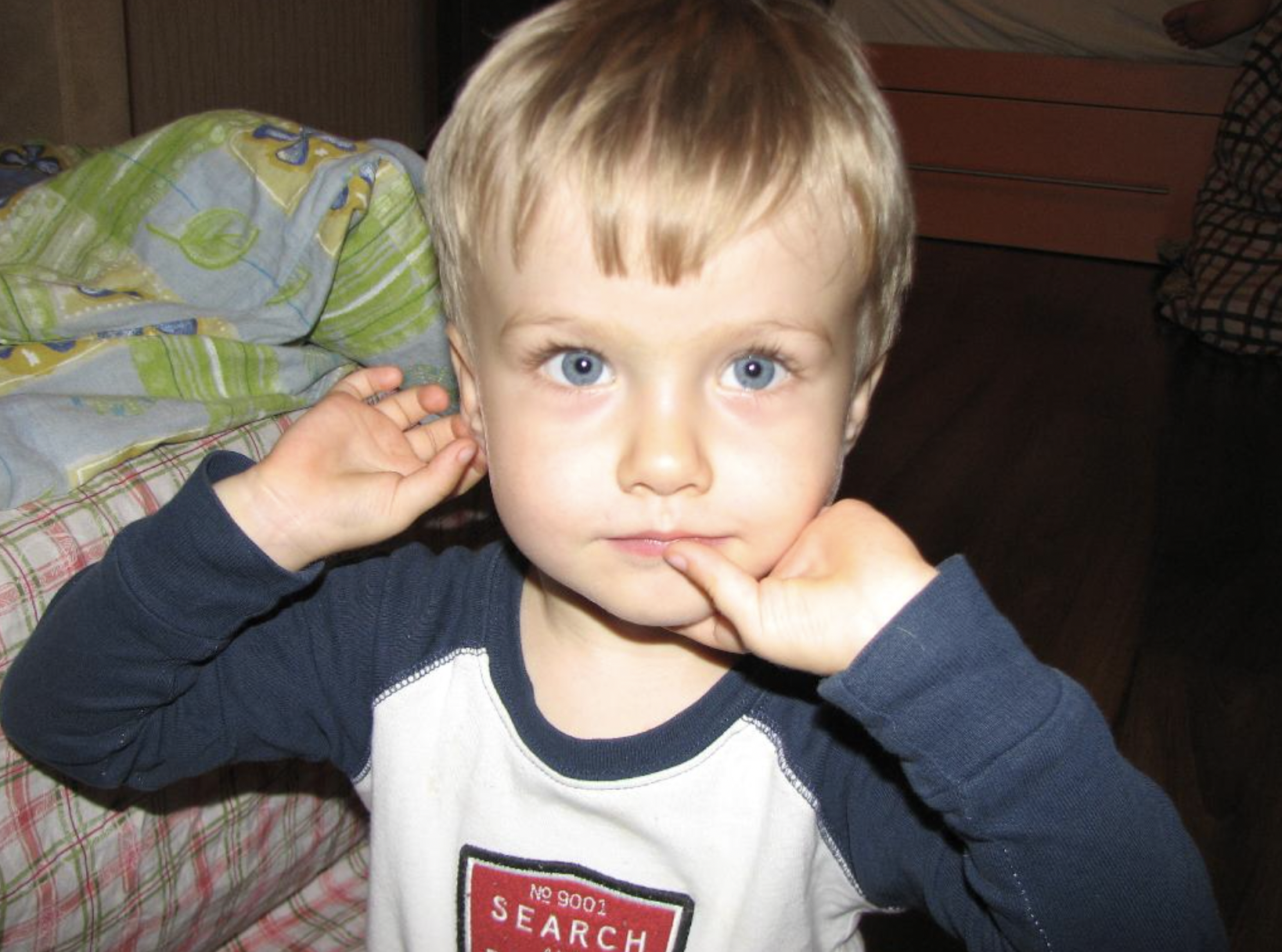 Menino loiro de olhos azuis. | Fonte: Shutterstock