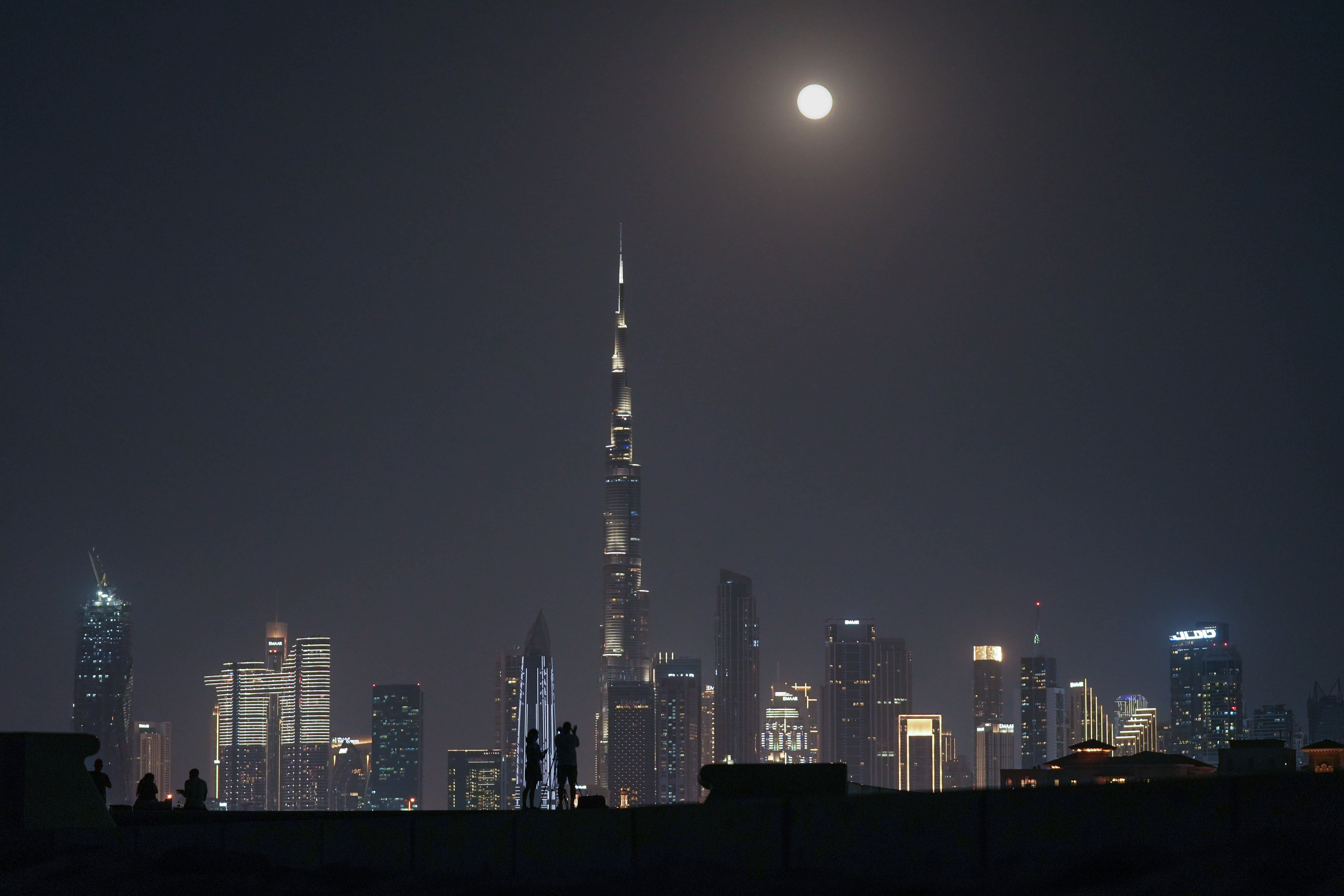 La super lune bleue se levant au-dessus de la tour Burj Khalifa à Dubaï, aux Émirats arabes unis, le 31 août 2023 | Source : Getty Images