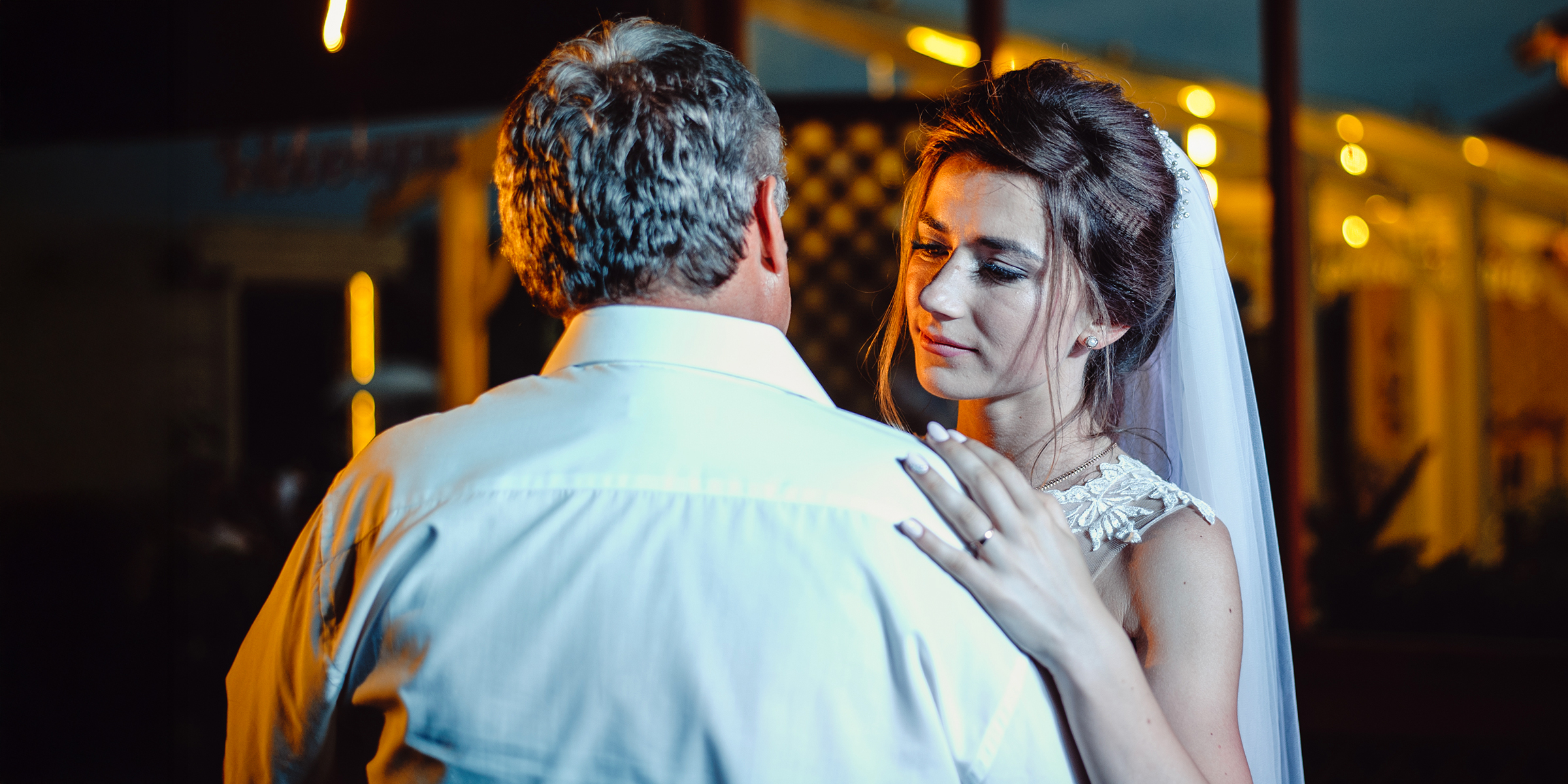 La mariée et son père dansent | Source : Shutterstock