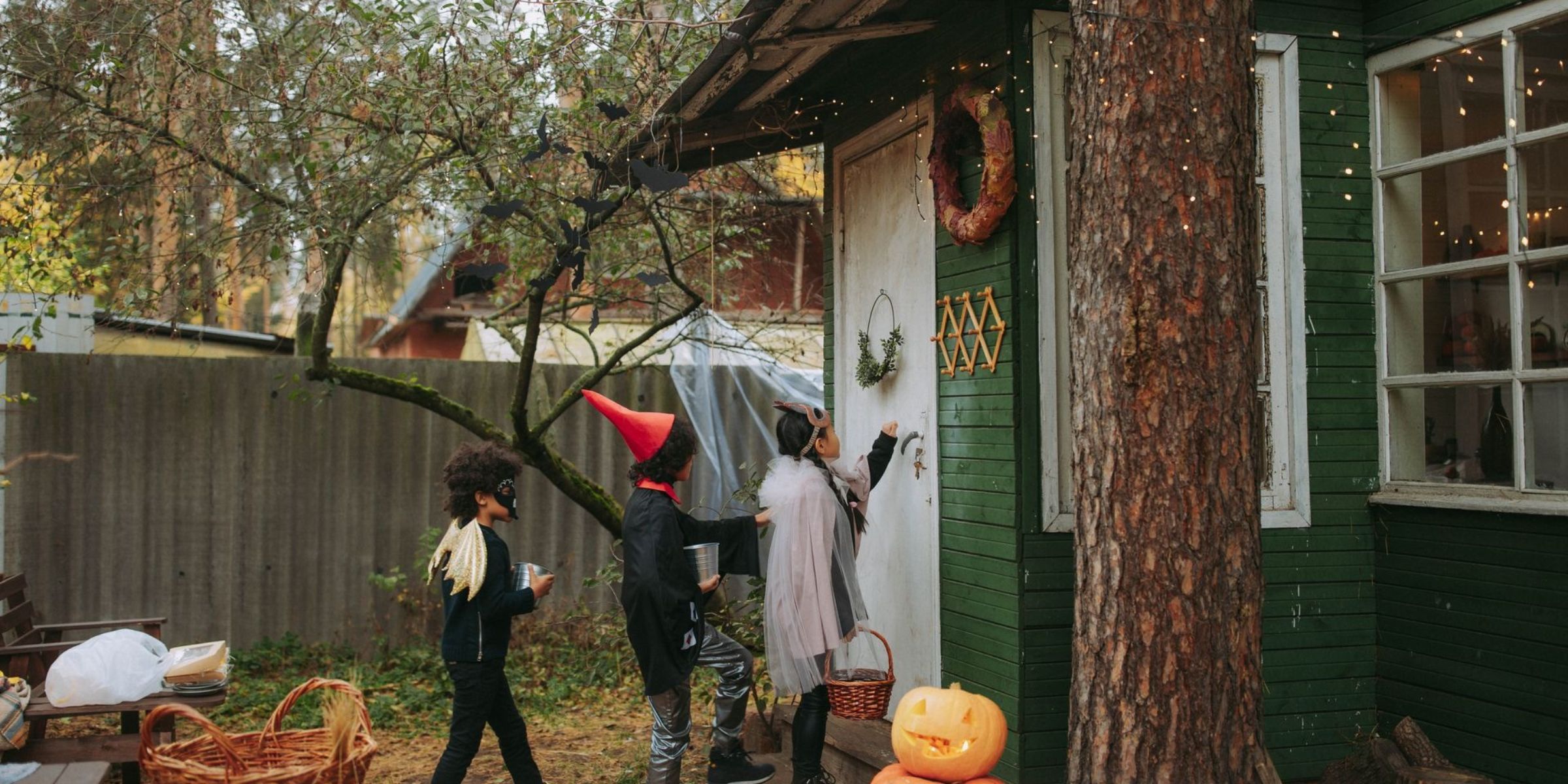 Des enfants déguisés pour Halloween font le tour des maisons pour récolter des bonbons devant une maison décorée | Source : Pexels