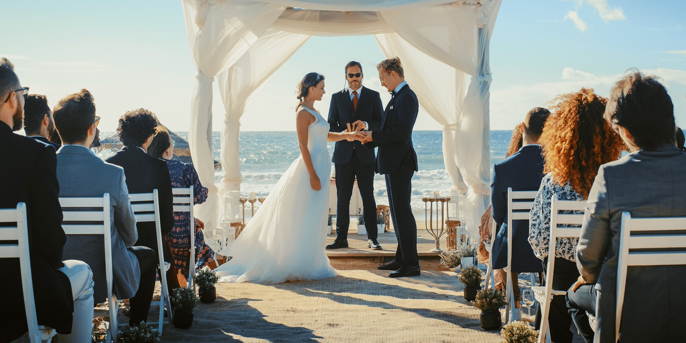 Un couple devant l'autel | Source : Shutterstock