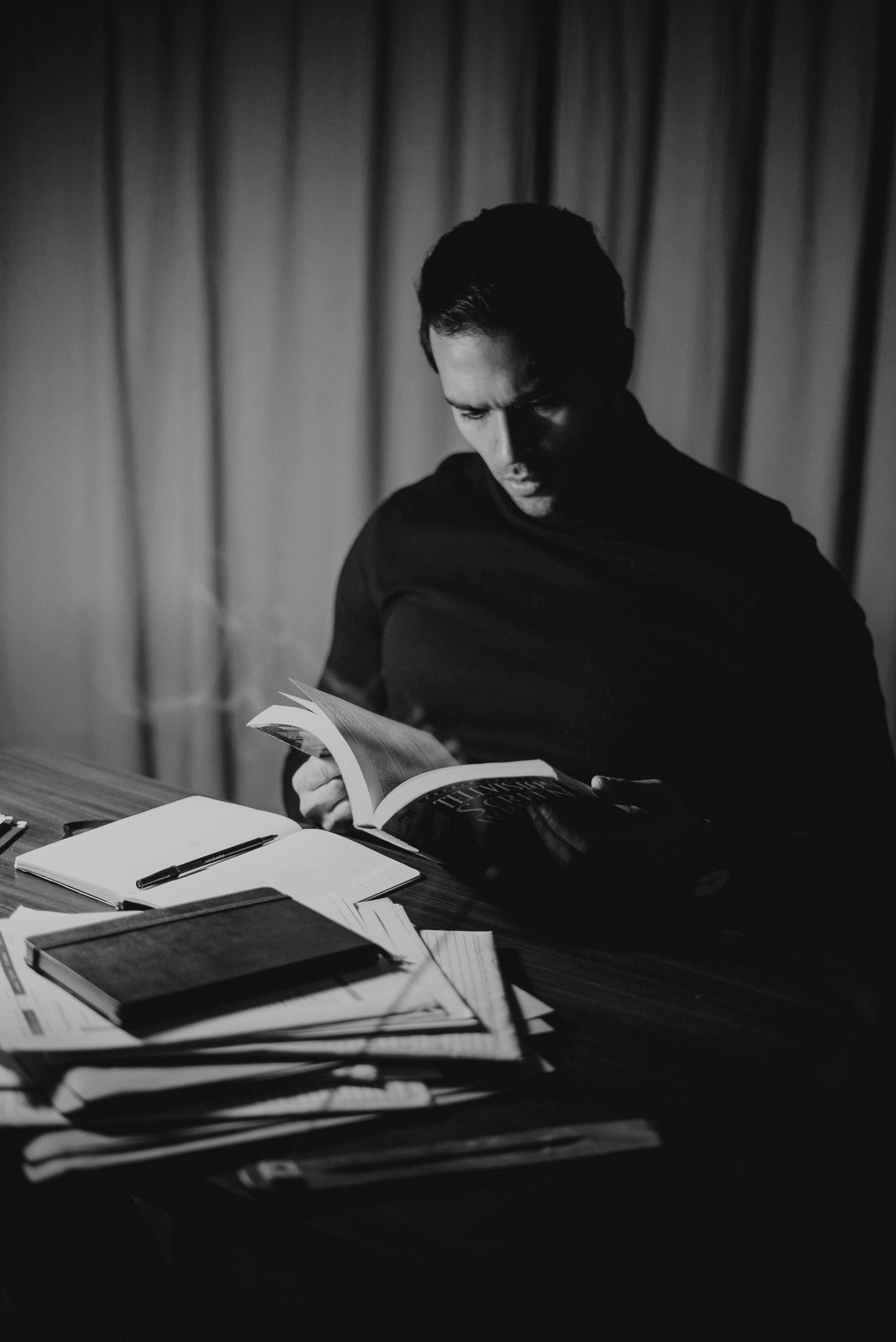 Un homme lisant un livre | Source : Pexels