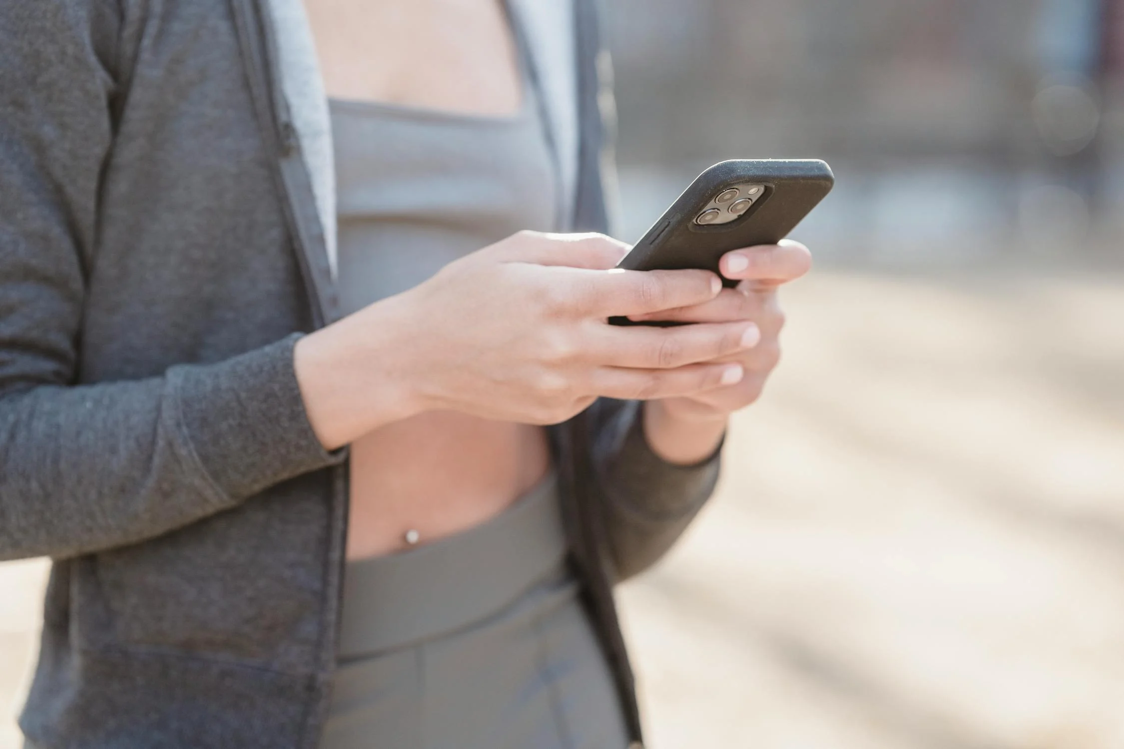 Une femme tenant son téléphone | Source : Pexels