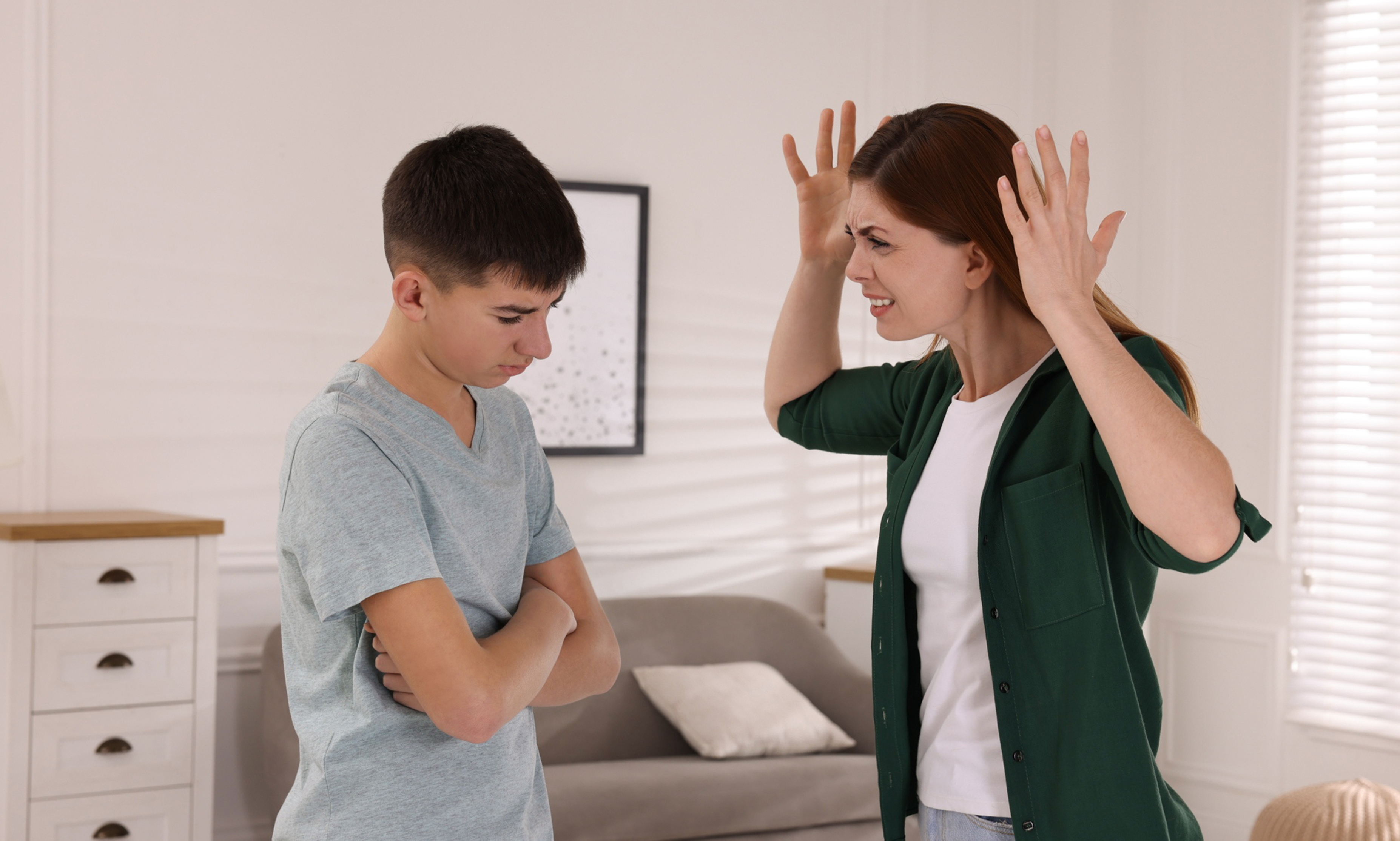 Une femme contrariée gronde un jeune garçon | Source : Getty Images