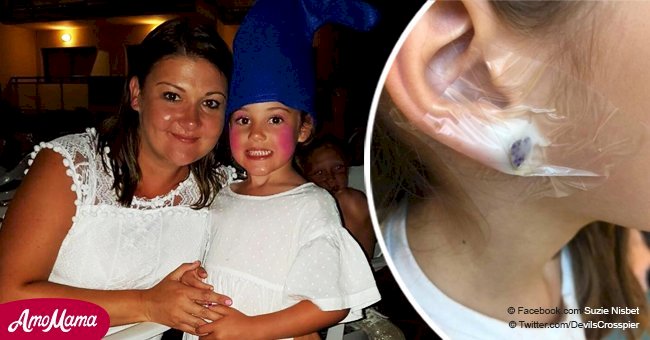 Une fillette de 7 ans a été hospitalisée après s'être percé les oreilles et sa mère s'en est prise au magasin de bijoux