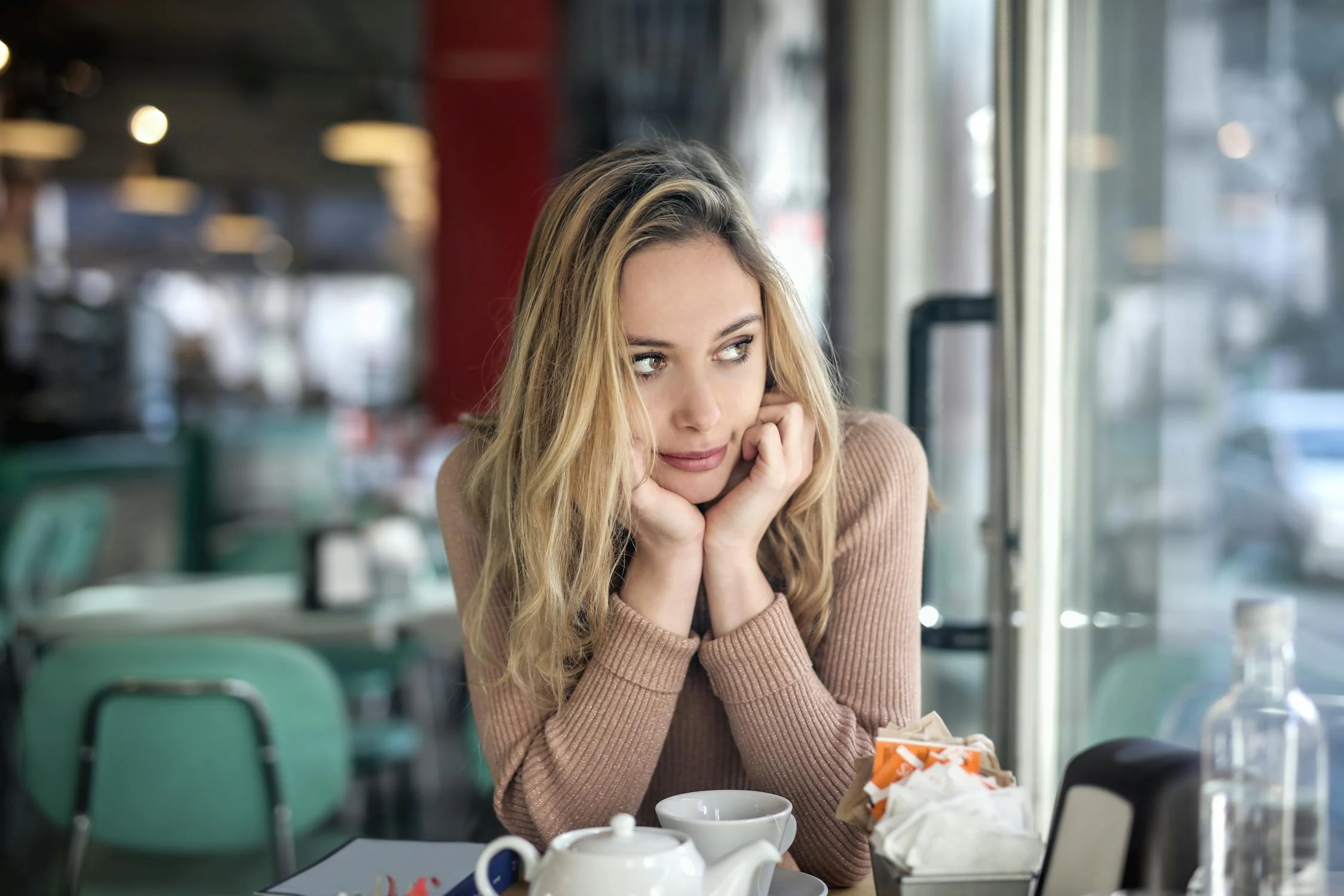 Une femme regarde de son côté dans un café | Source : Pexels