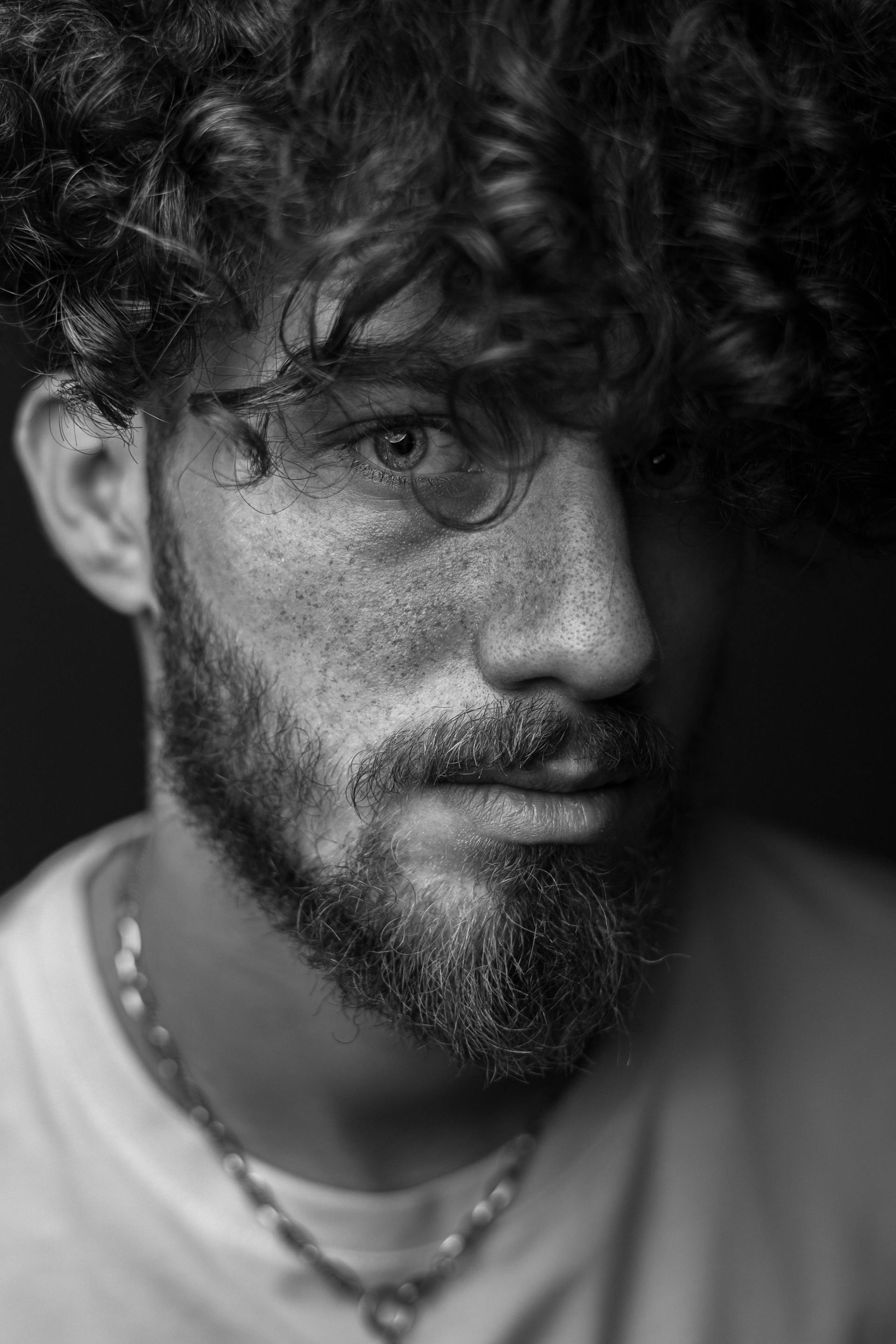 Un homme qui regarde fixement en état de choc | Source : Pexels