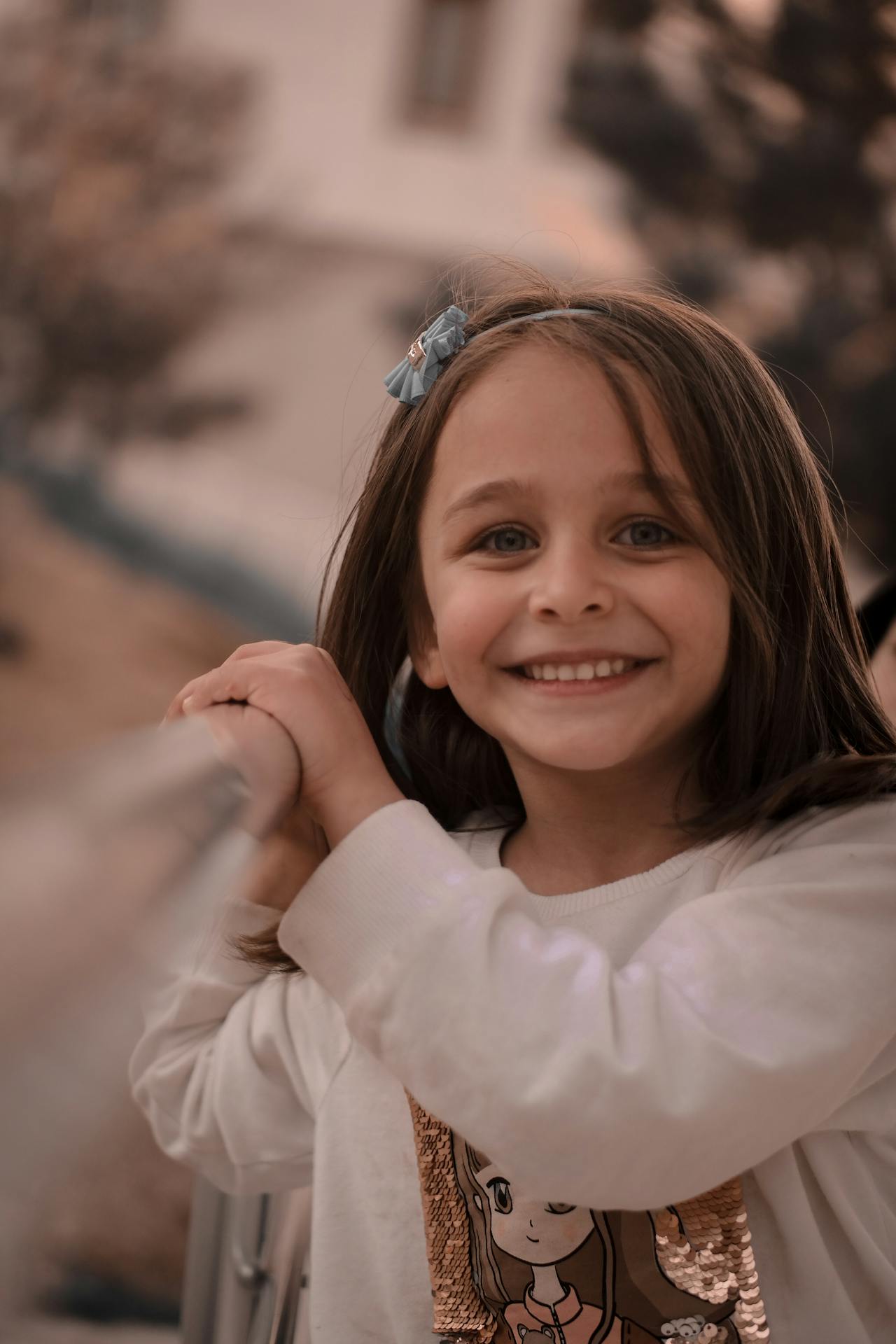 Une petite fille souriante | Source : Pexels