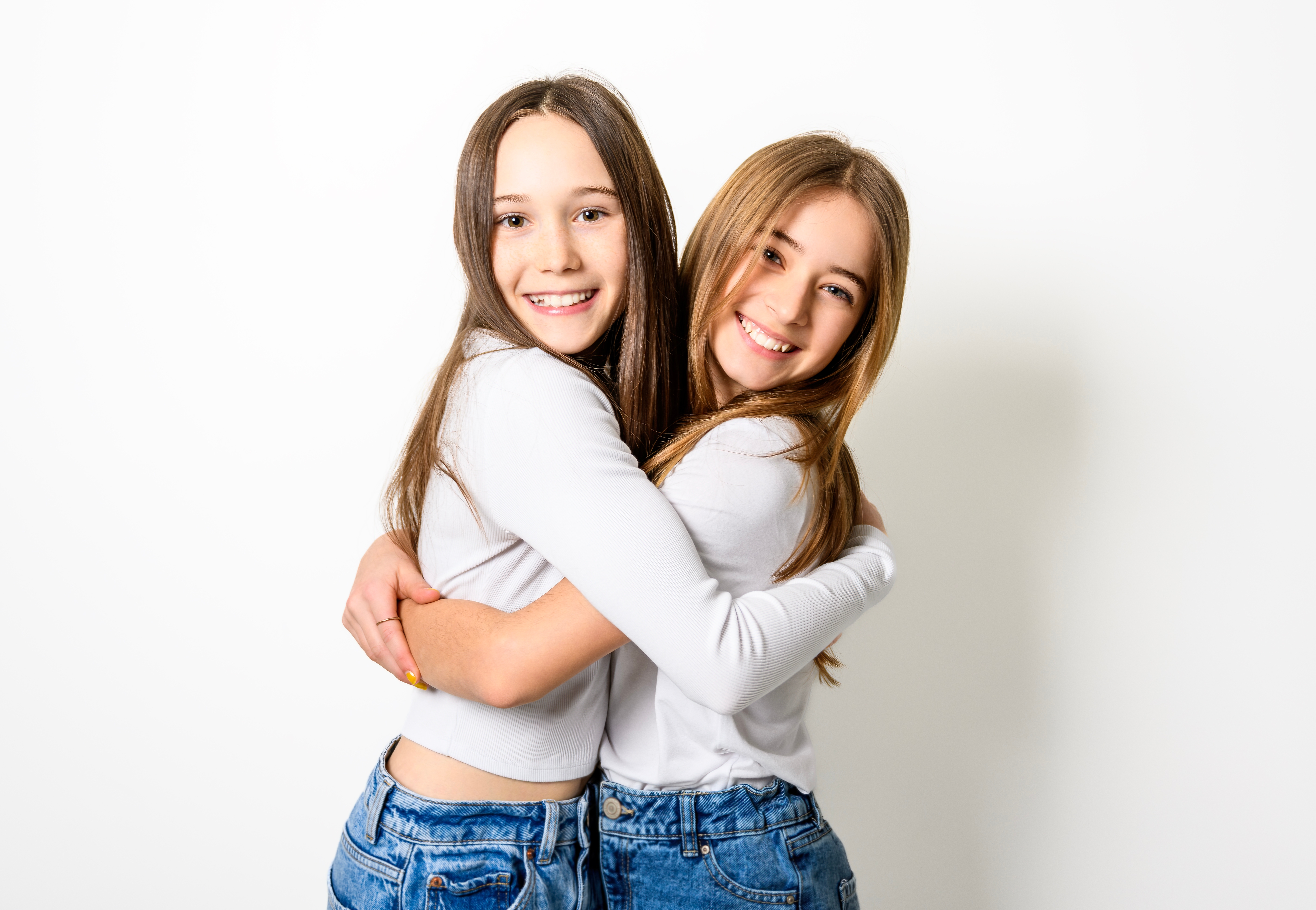 Deux adolescentes s'étreignent | Source : Shutterstock