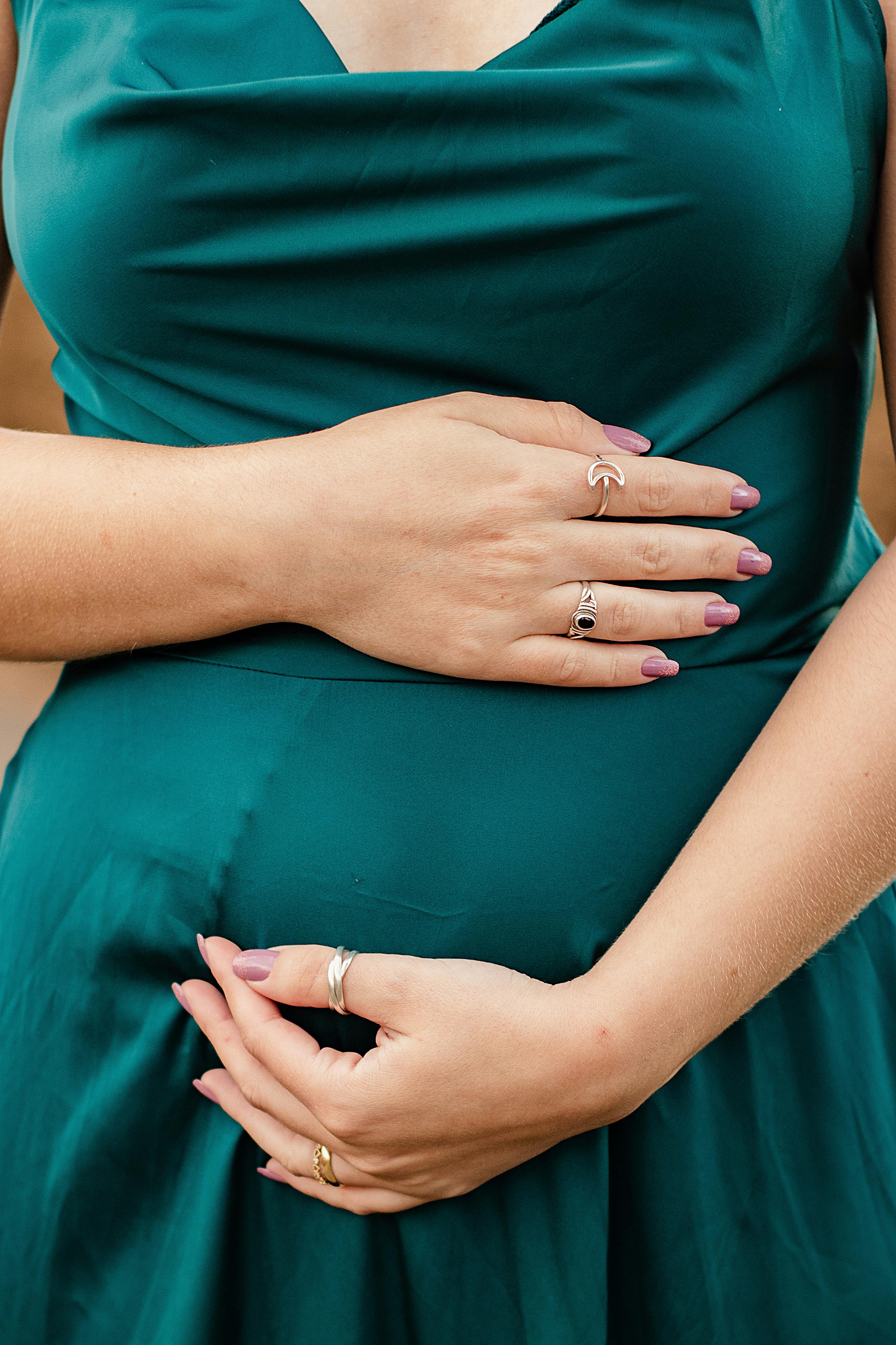 Une femme enceinte tenant son baby bump | Source : Pexels