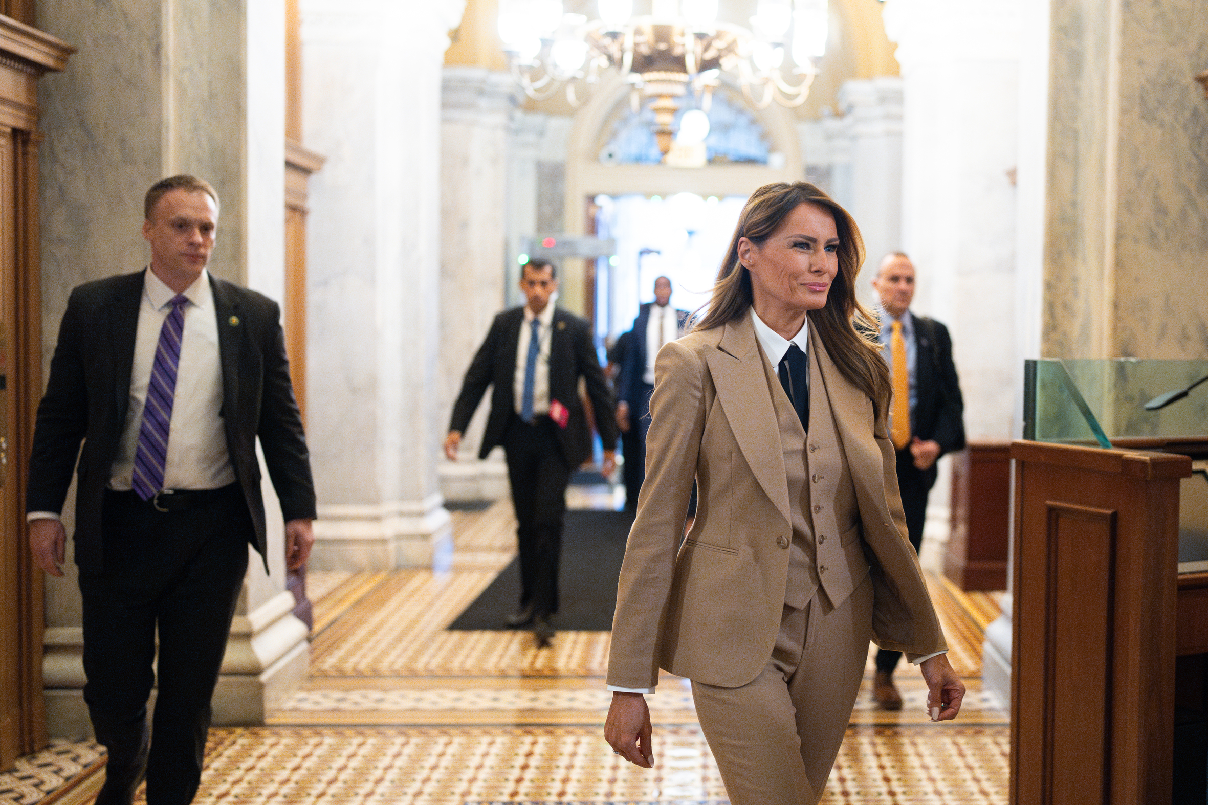 La première dame Melania Trump arrive au Capitole des États-Unis par l'entrée des voitures du Sénat, le lundi 3 mars 2025 | Source : Getty Images