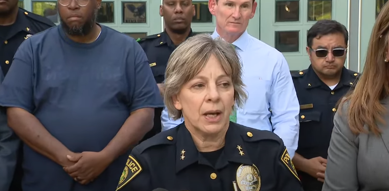 La police s'exprime lors d'une conférence de presse sur la fusillade du lycée Wilmer-Hutchins le 15 avril 2025 | Source : Youtube/FOX 4 Dallas-Fort Worth