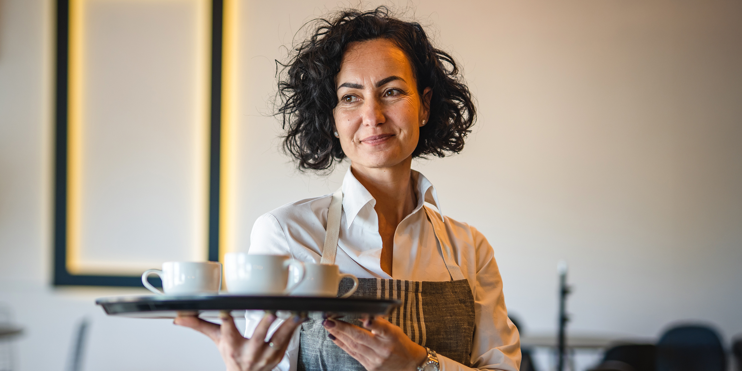 Une femme travaillant comme serveuse | Source : Shutterstock