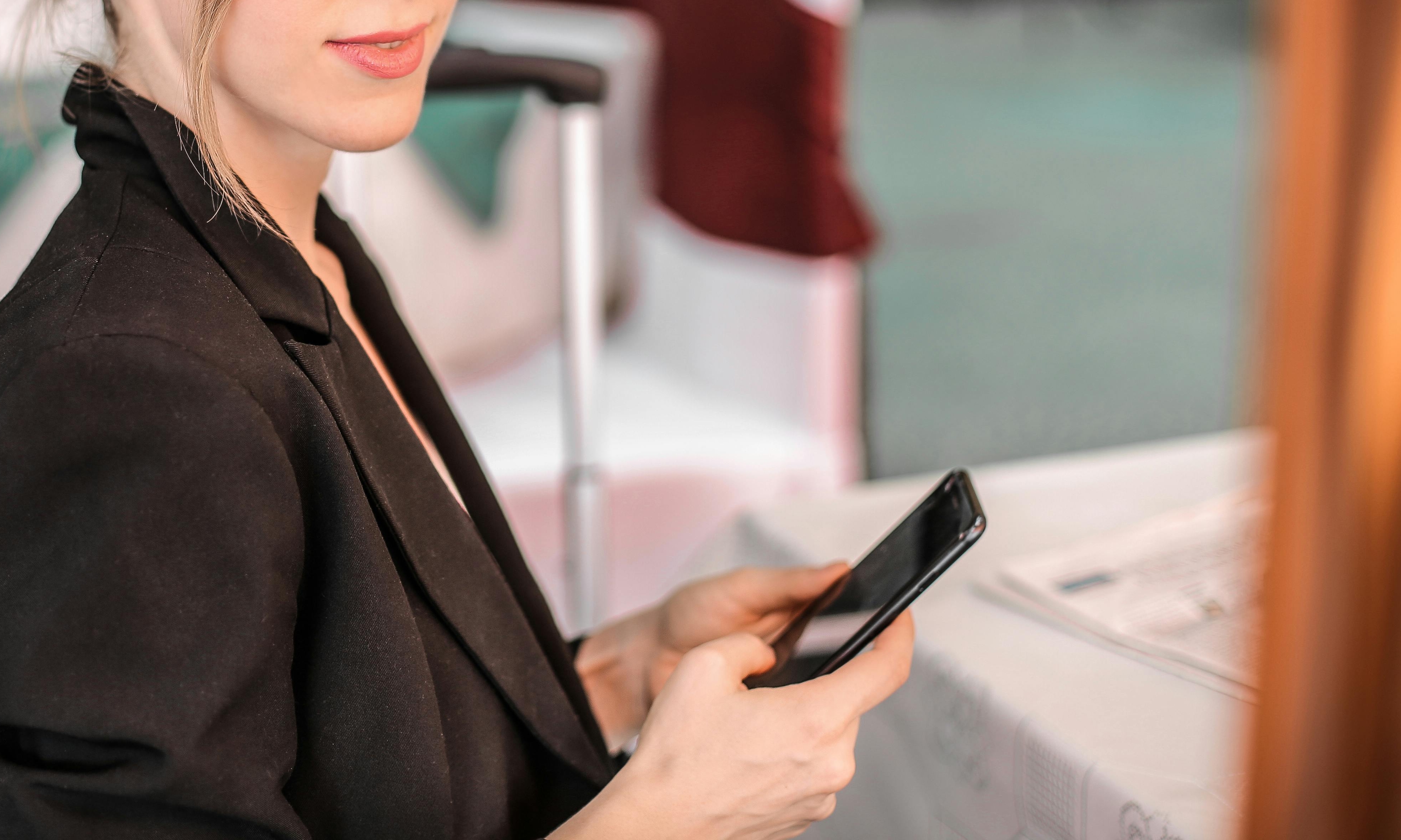 Jess reads her brother's text message in the bathroom | Source: Pexels