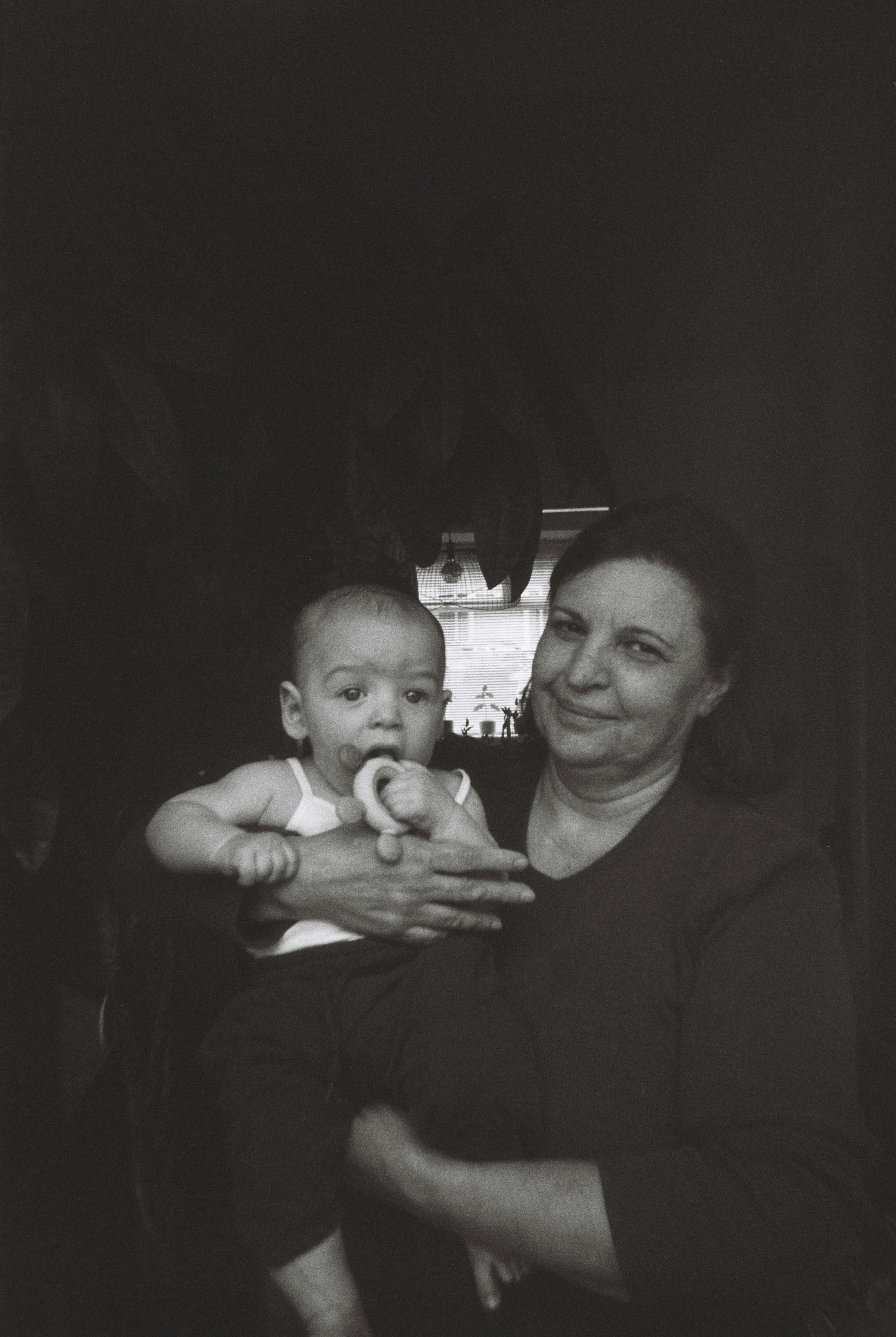 Une femme tenant un bébé dans ses bras | Source : Unsplash