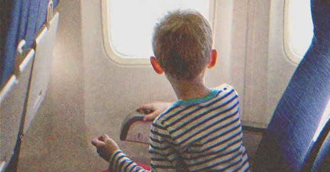 Lucas voyageait avec sa famille lorsqu'il a remarqué que quelque chose n'allait pas dans l'avion. | Source : Shutterstock