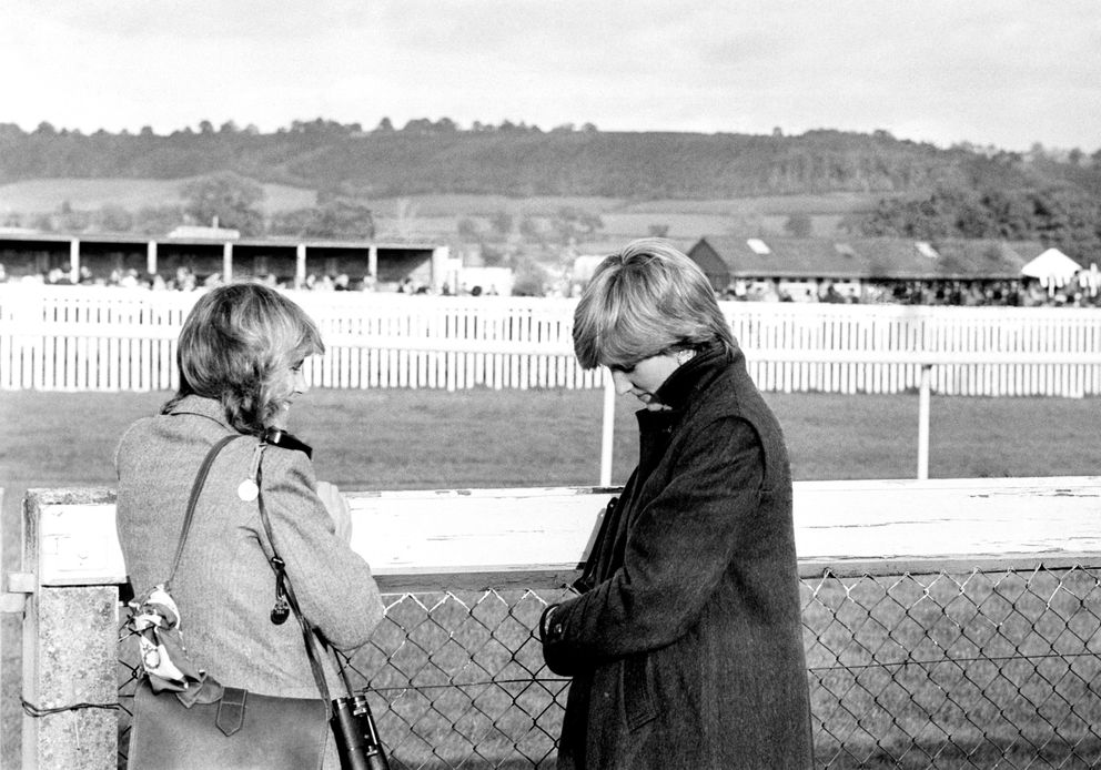 Camilla Parker-Bowles et Lady Diana Spencer photographiées à l'hippodrome de Ludlow | Source : Getty Images