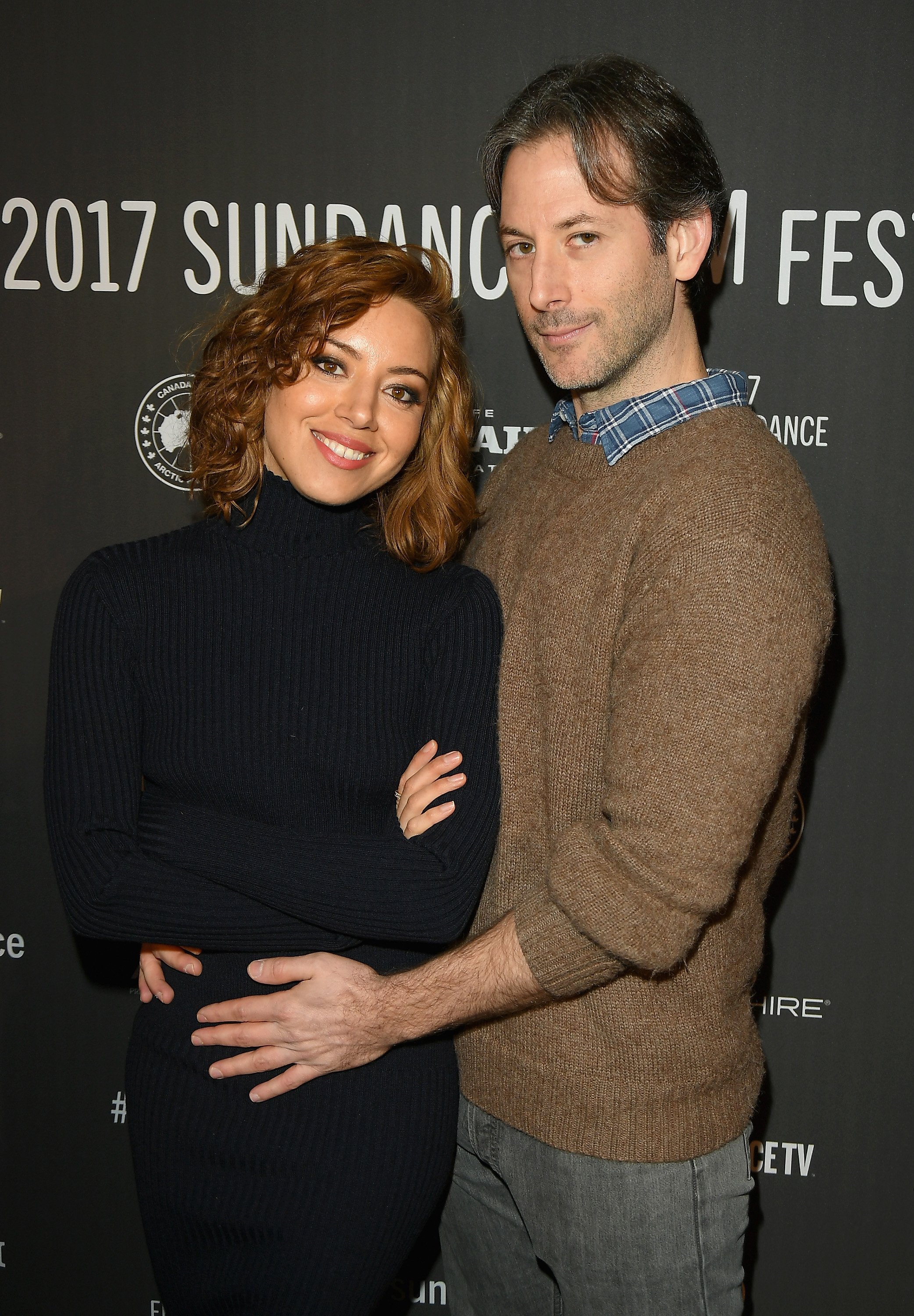 Aubrey Plaza et Jeff Baena posent sur le tapis rouge de la première de "The Little Hours" lors de la première journée du Festival du film de Sundance 2017, le 19 janvier 2017, à Park City | Source : Getty Images