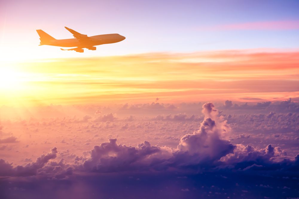 Un avion volant au-dessus des nuages. | Source : Shutterstock