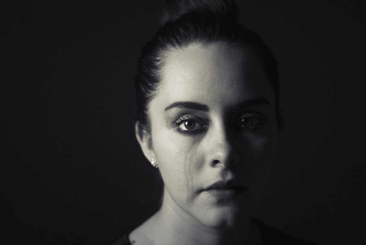 Une femme bouleversée qui pleure | Source : Pixabay