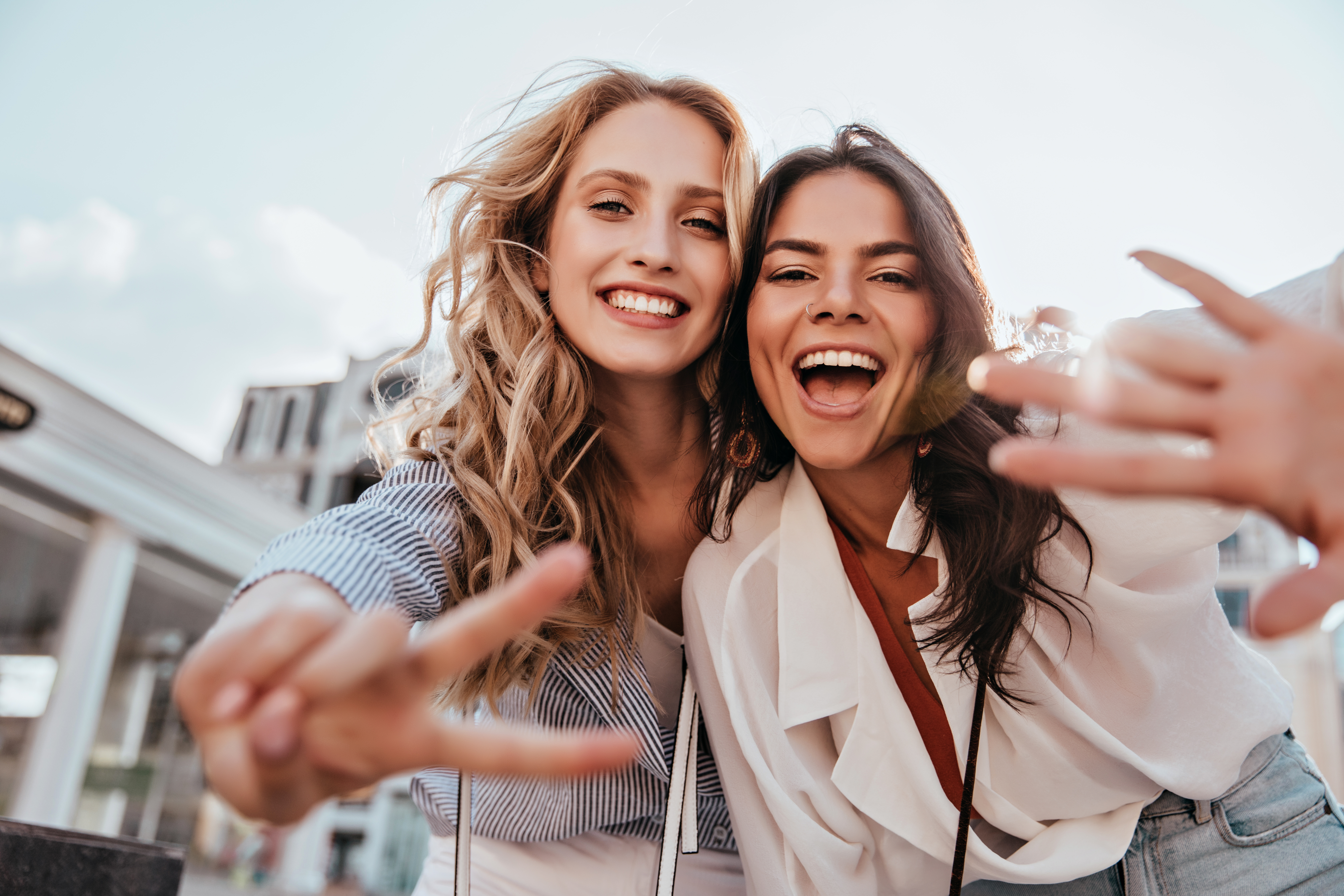 Deux femmes qui rient | Source : Shutterstock