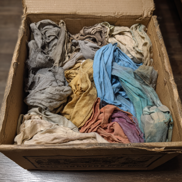 Une boîte contenant de vieux chiffons de nettoyage | Source : Midjourney