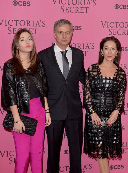 José Mourinho, son épouse Matilde Faria et sa fille Matilde assistent au tapis rose du défilé de mode Victoria's Secret de 2014 à Londres, en Angleterre. | Photo : Getty Images
