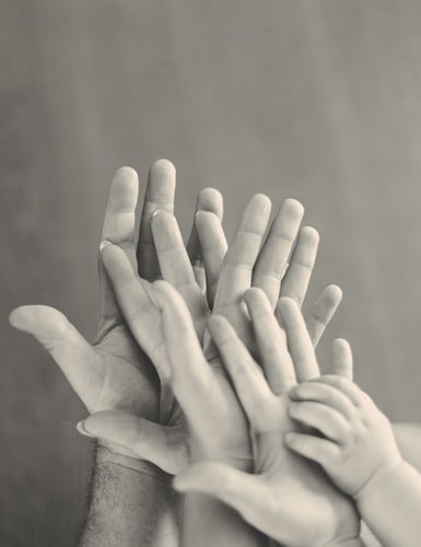 Des mains entrelacées. | Photo : Unsplash