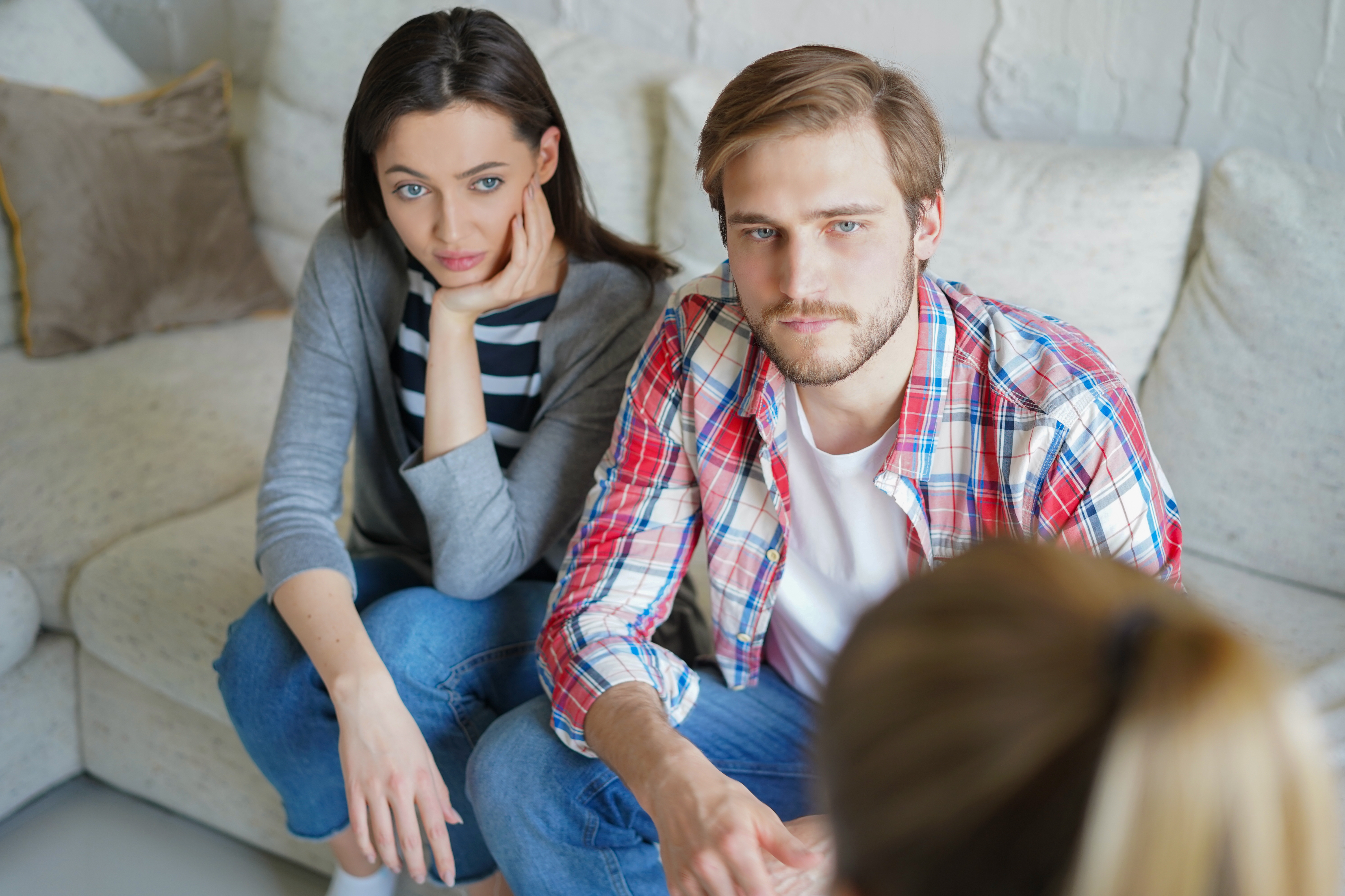 Pareja sentada con el médico | Fuente: Shutterstock.com