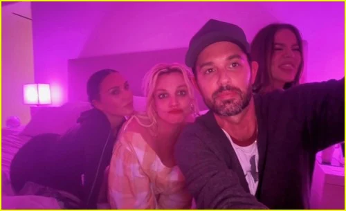 Kim Kardashian, Britney Spears, Cade Hudson et Khloé Kardashian le 14 novembre 2025 à Hidden Hills, Calabasas. | Source : Instagram/kimkardashian