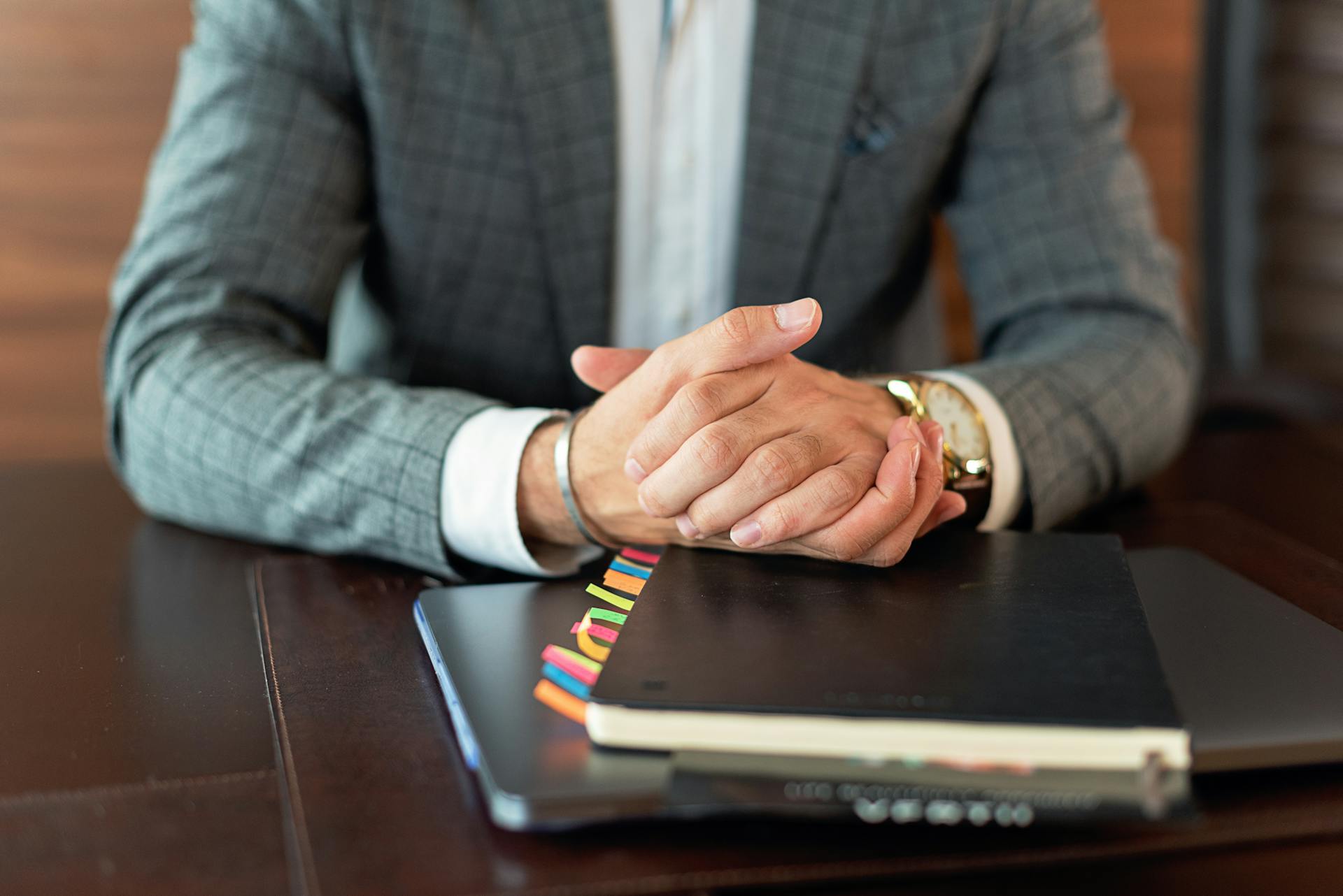 Homme assis dans son bureau | Source : Pexels