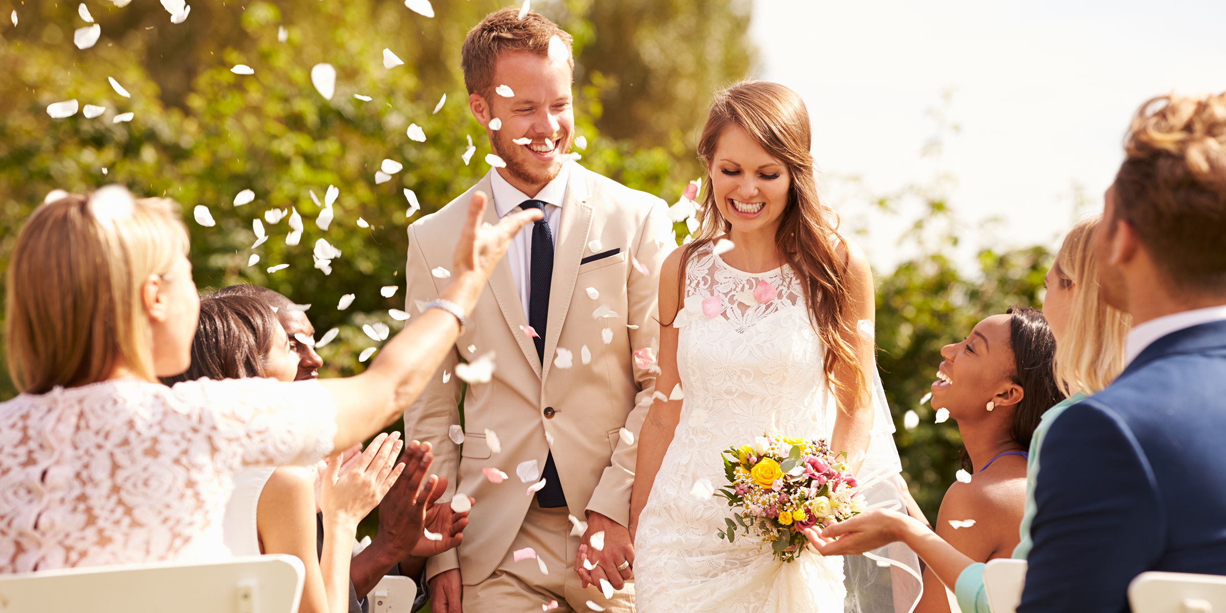 Un couple de jeunes mariés | Source : Shutterstock