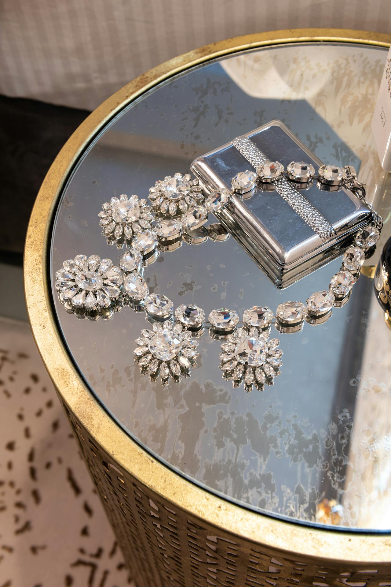 Un collier de diamants sur une table | Source : Pexels