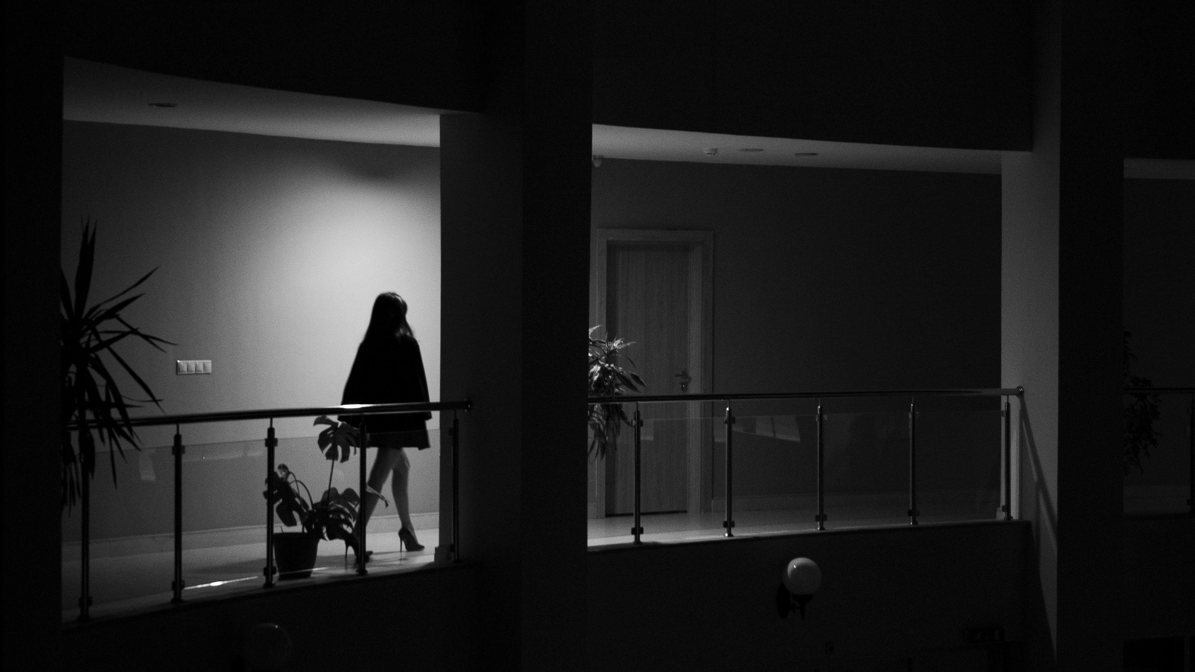 Photo en noir et blanc d'une femme marchant sur le balcon | Source : Pexels