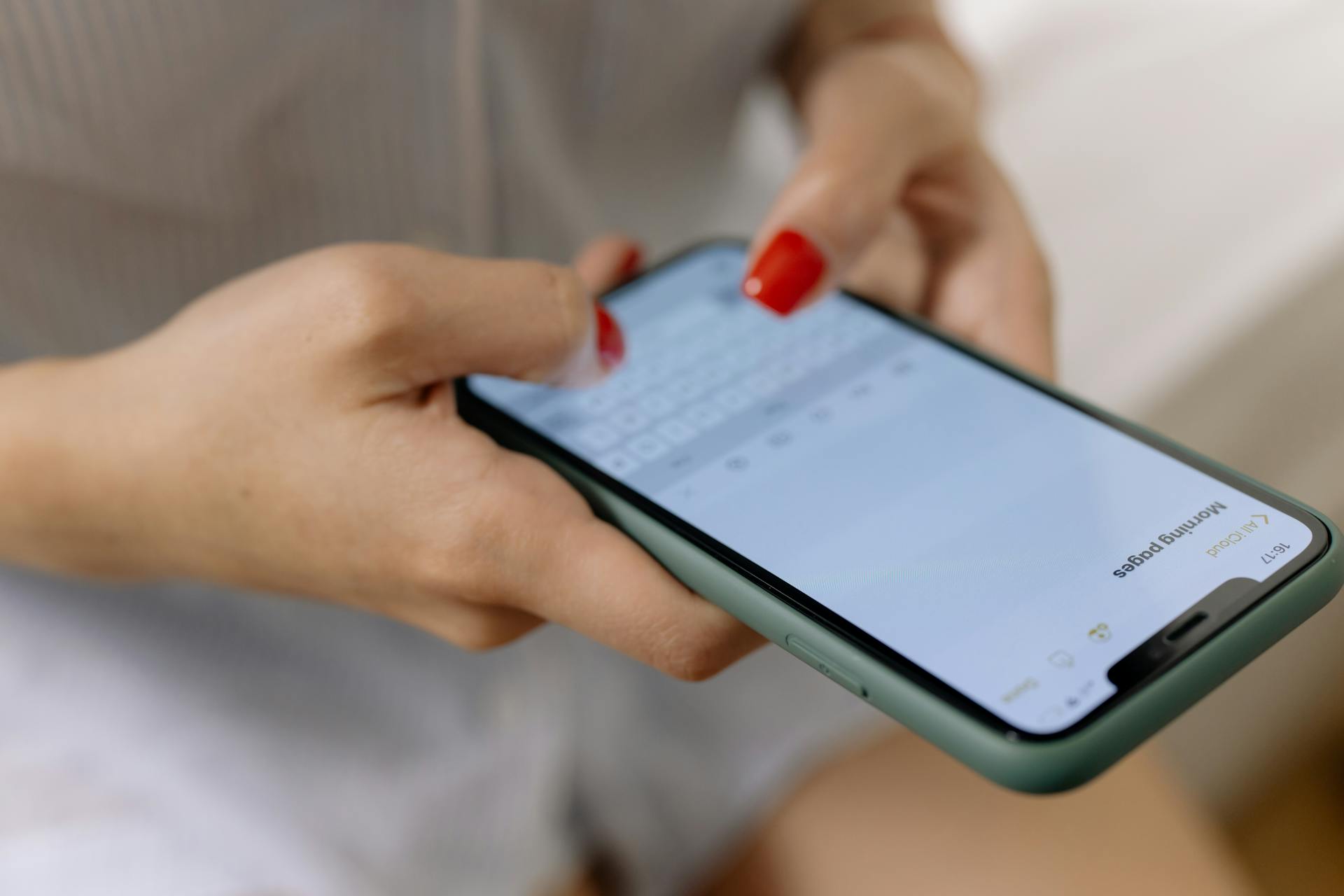 Une femme utilisant son téléphone portable | Source : Pexels
