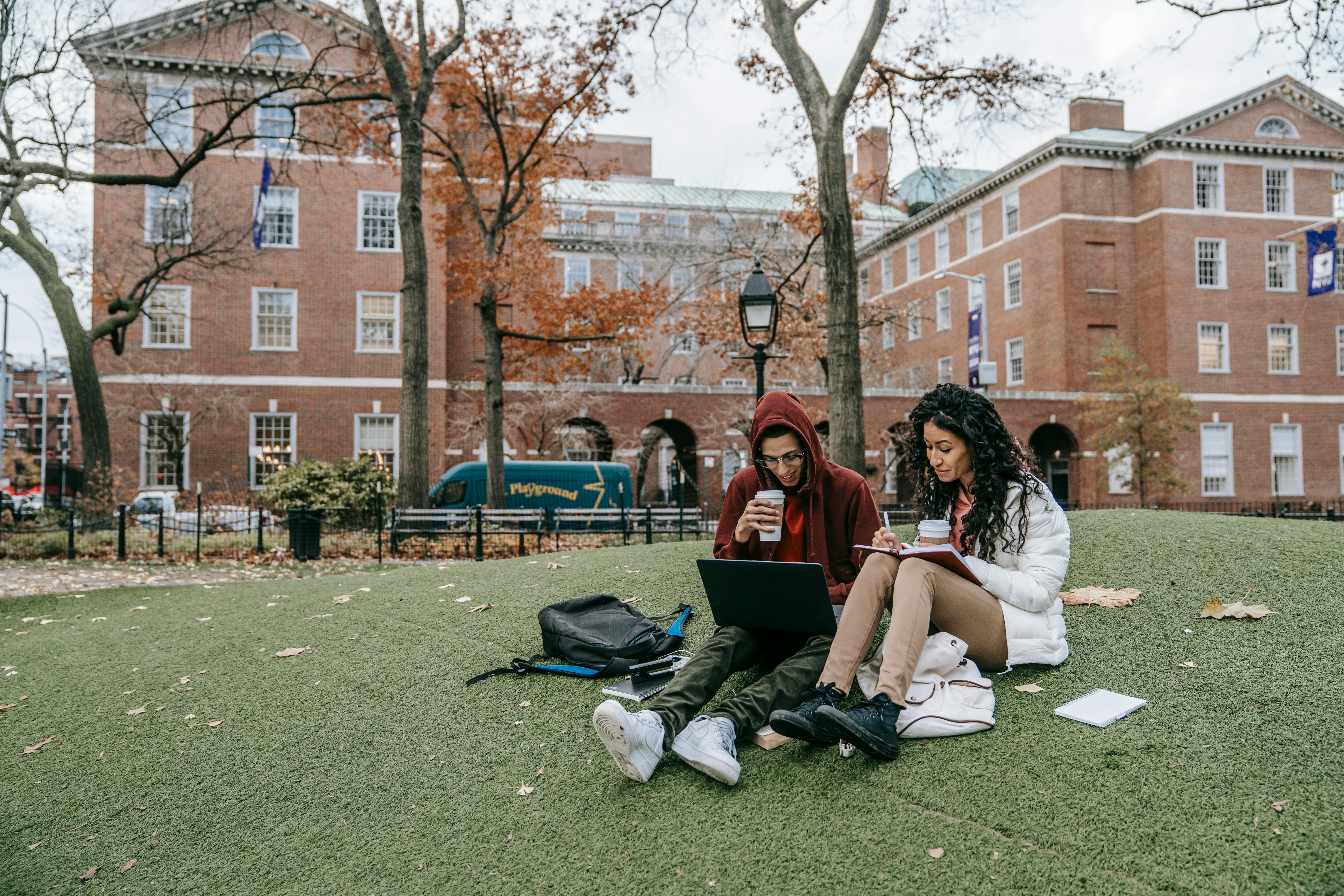 Des collégiens en train d'étudier dans un parc | Source : Pexels