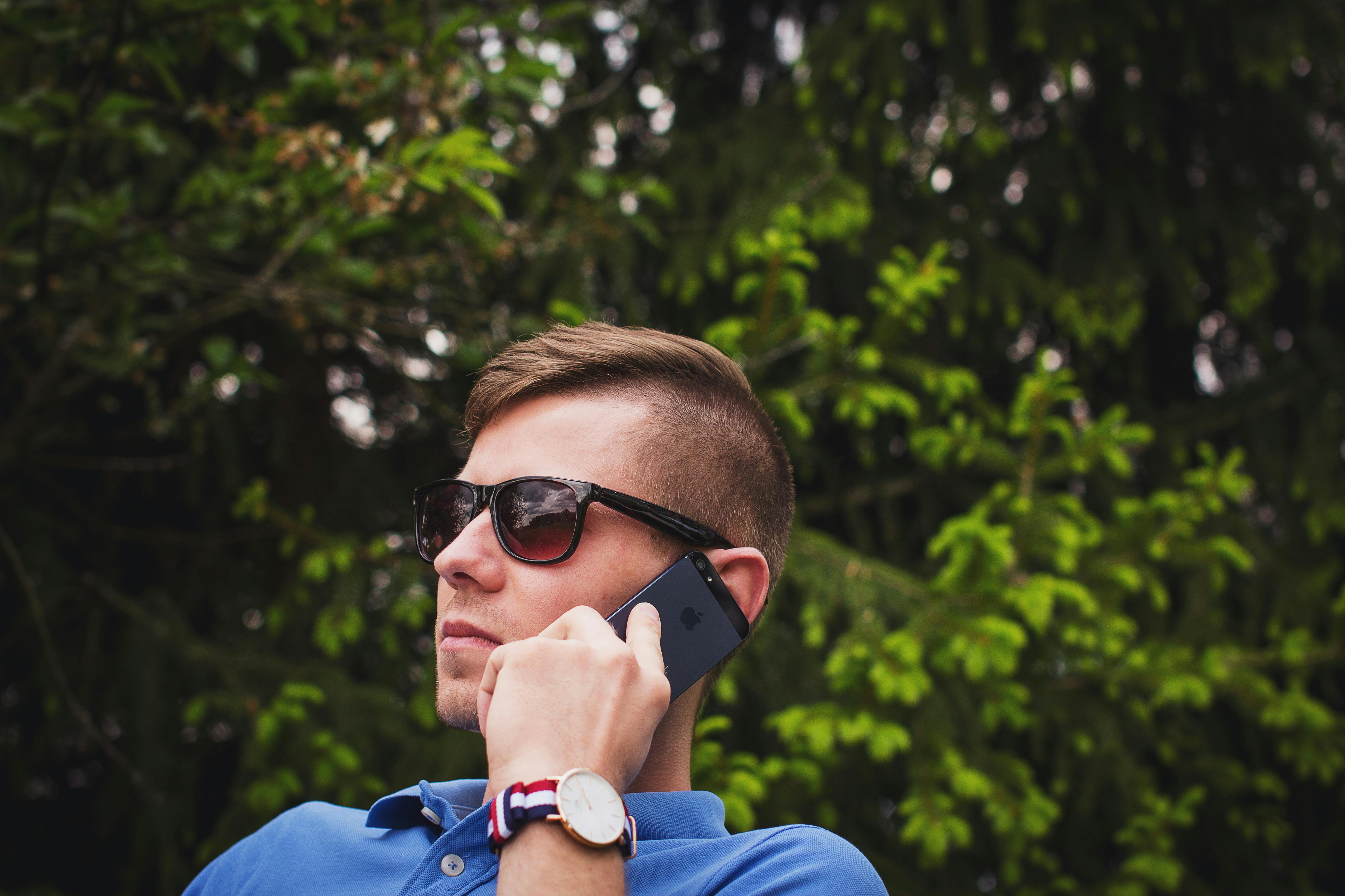 Un homme qui parle au téléphone | Source : Pexels