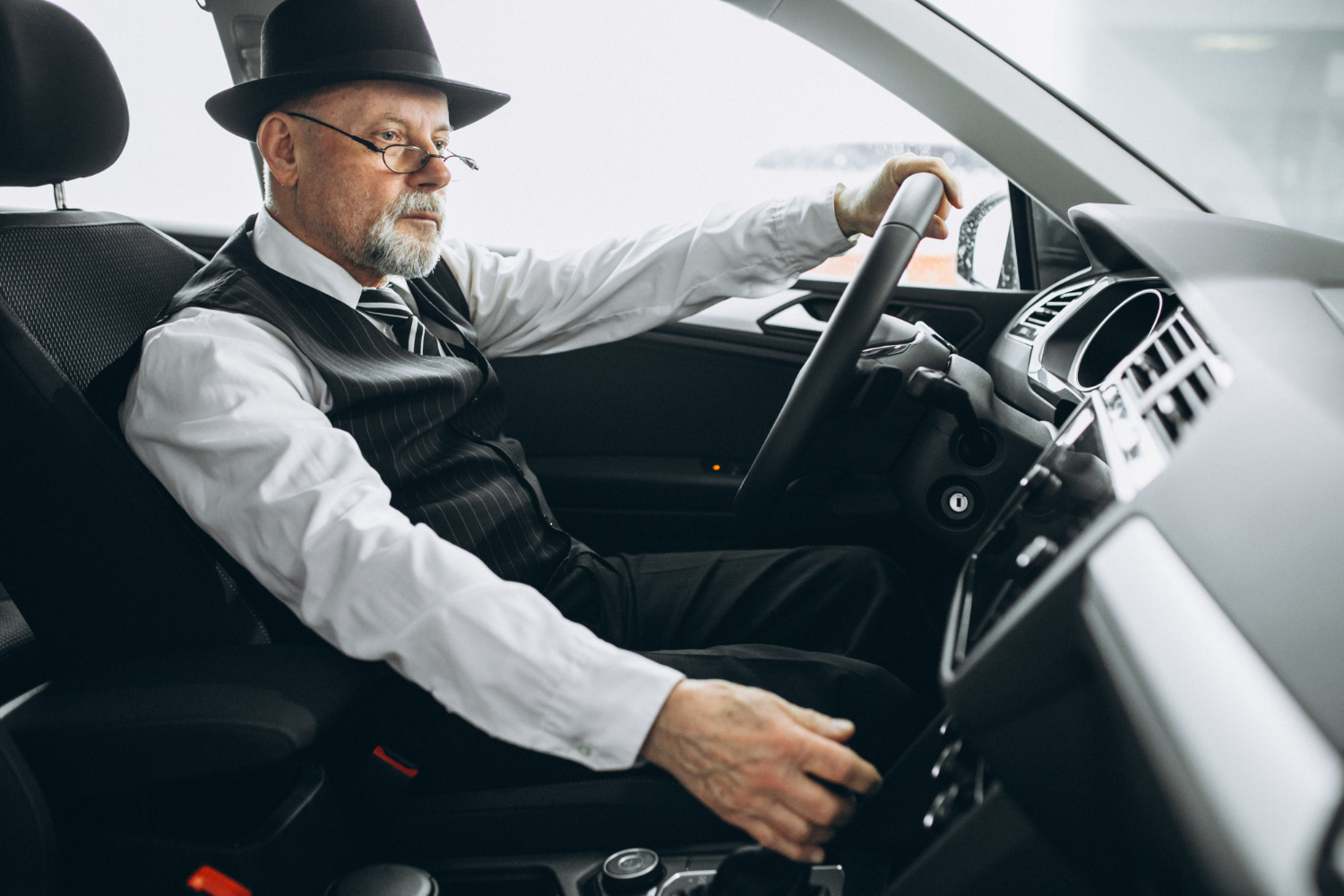 Un homme âgé et riche au volant de sa voiture | Source : Freepik