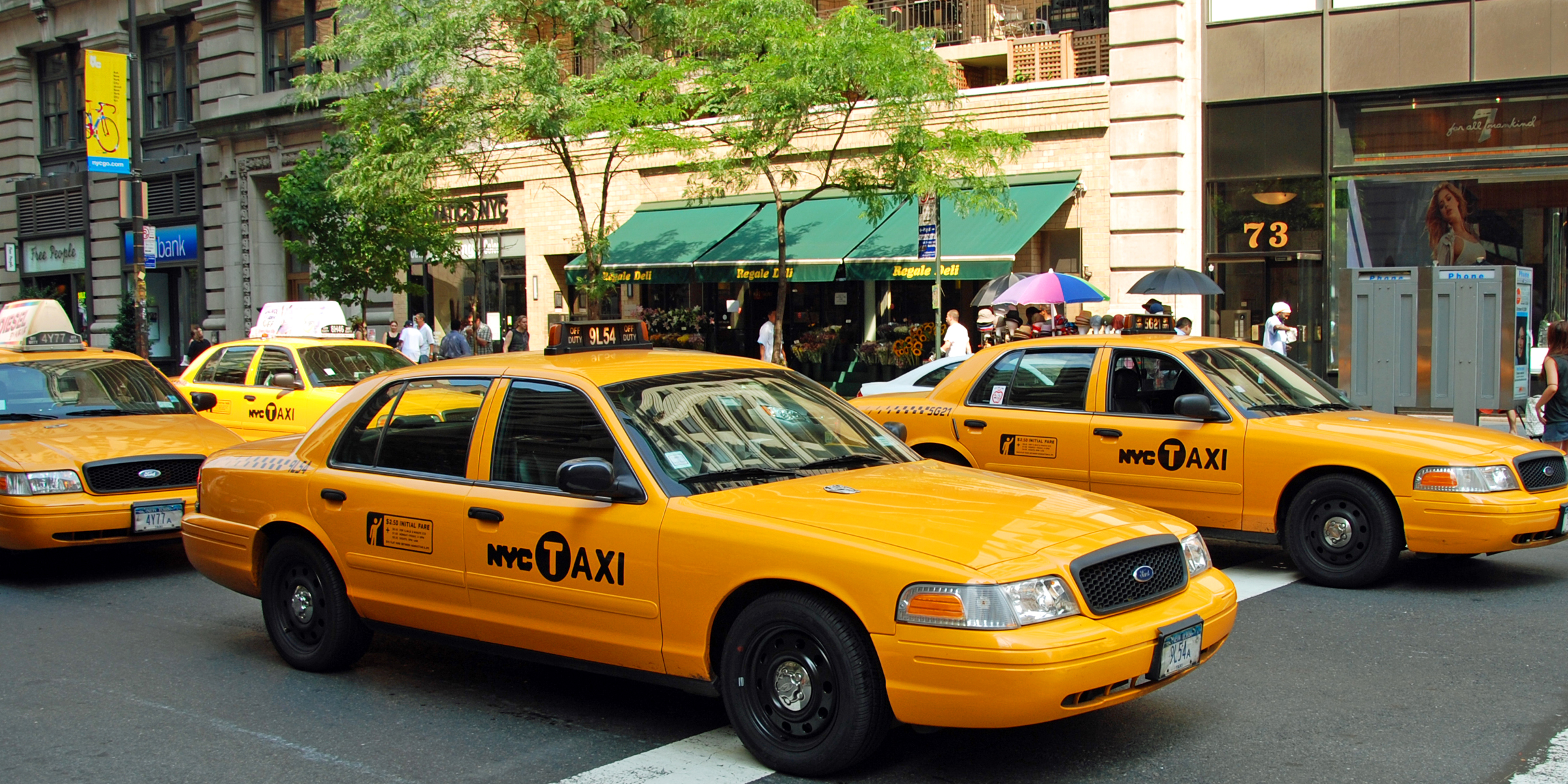 Des taxis dans une rue | Source : Shutterstock