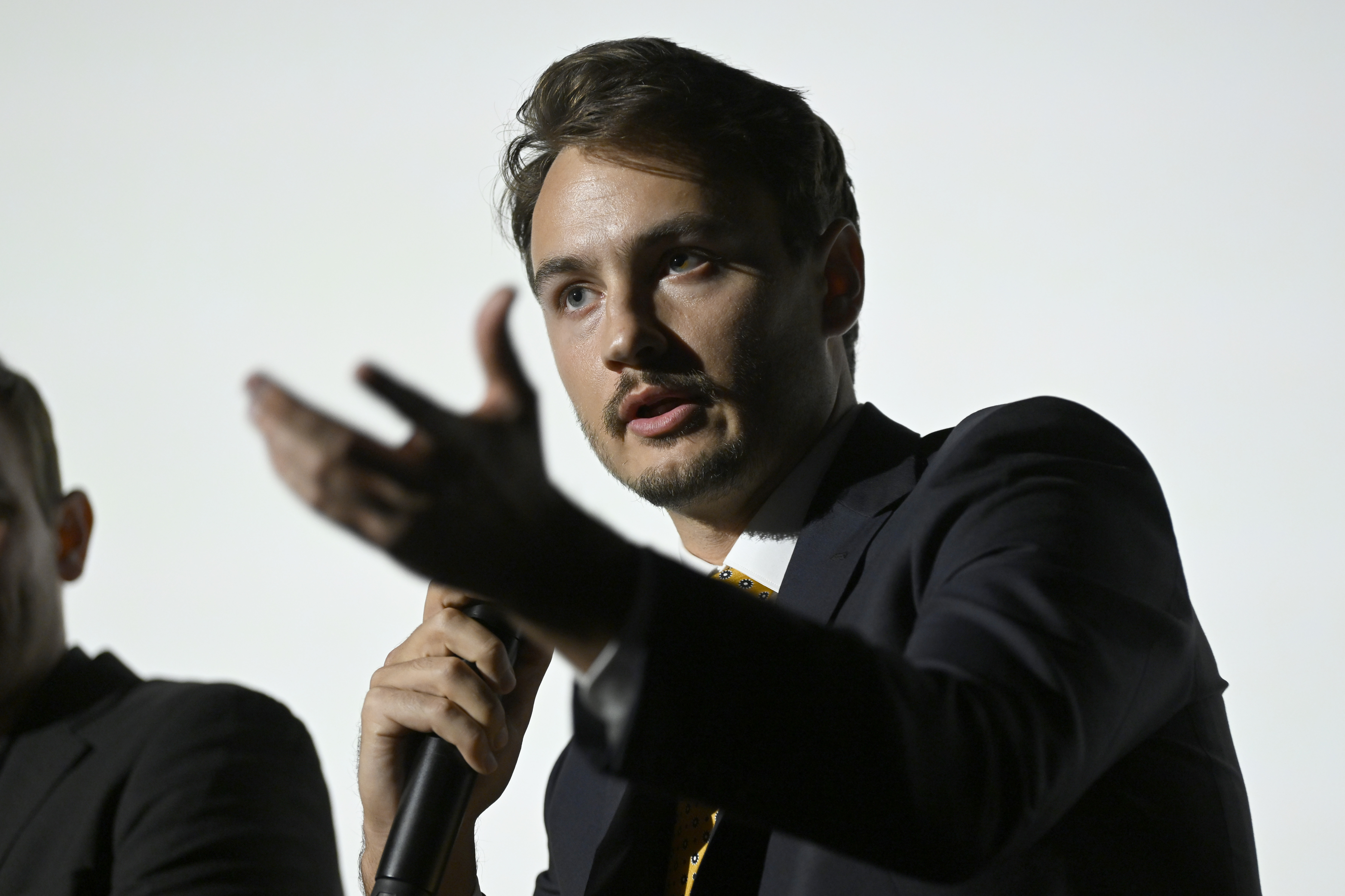 Brandon Thomas Lee prend la parole lors de la projection spéciale à New York de "Pamela, a love story" le 1er février 2023 | Source : Getty Images