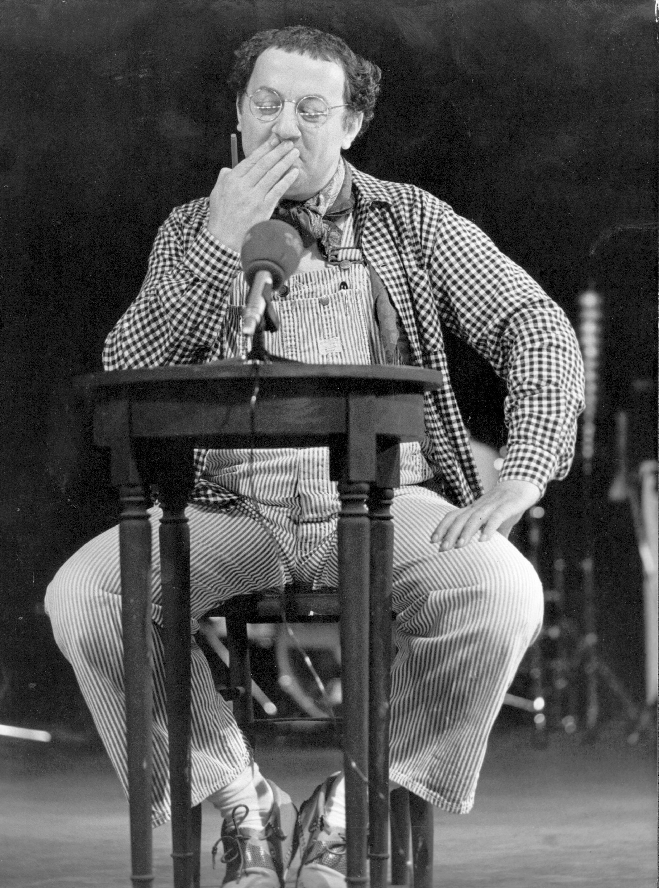 2 décembre 1980 : L'humoriste français Coluche se produit à Paris. | Source : Getty Images