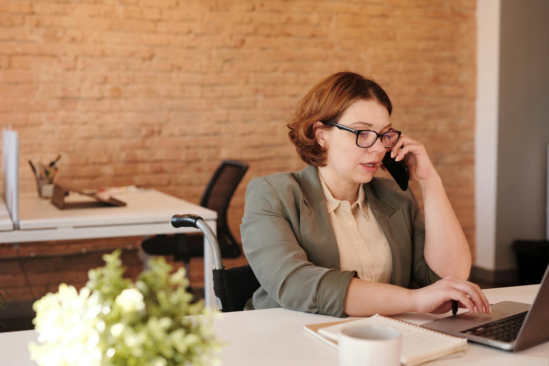 Une femme d'âge moyen qui parle au téléphone | Source : Pexels