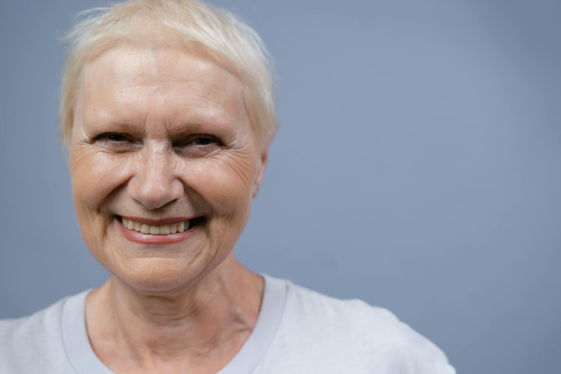Une femme qui sourit triomphalement | Source : Pexels